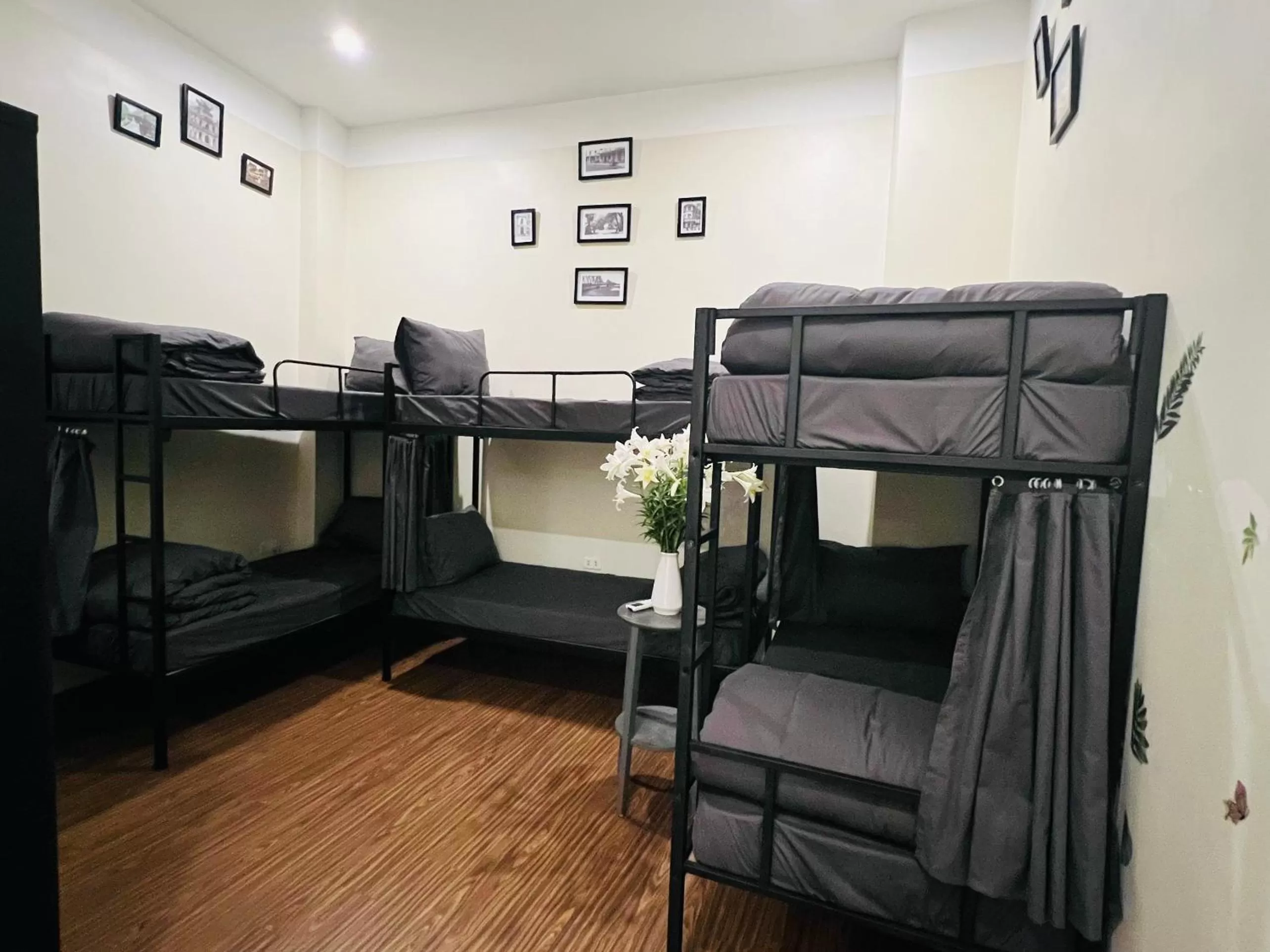 Bed in 6-Bed Dormitory Room in Queen Cafe Hotel & Pub