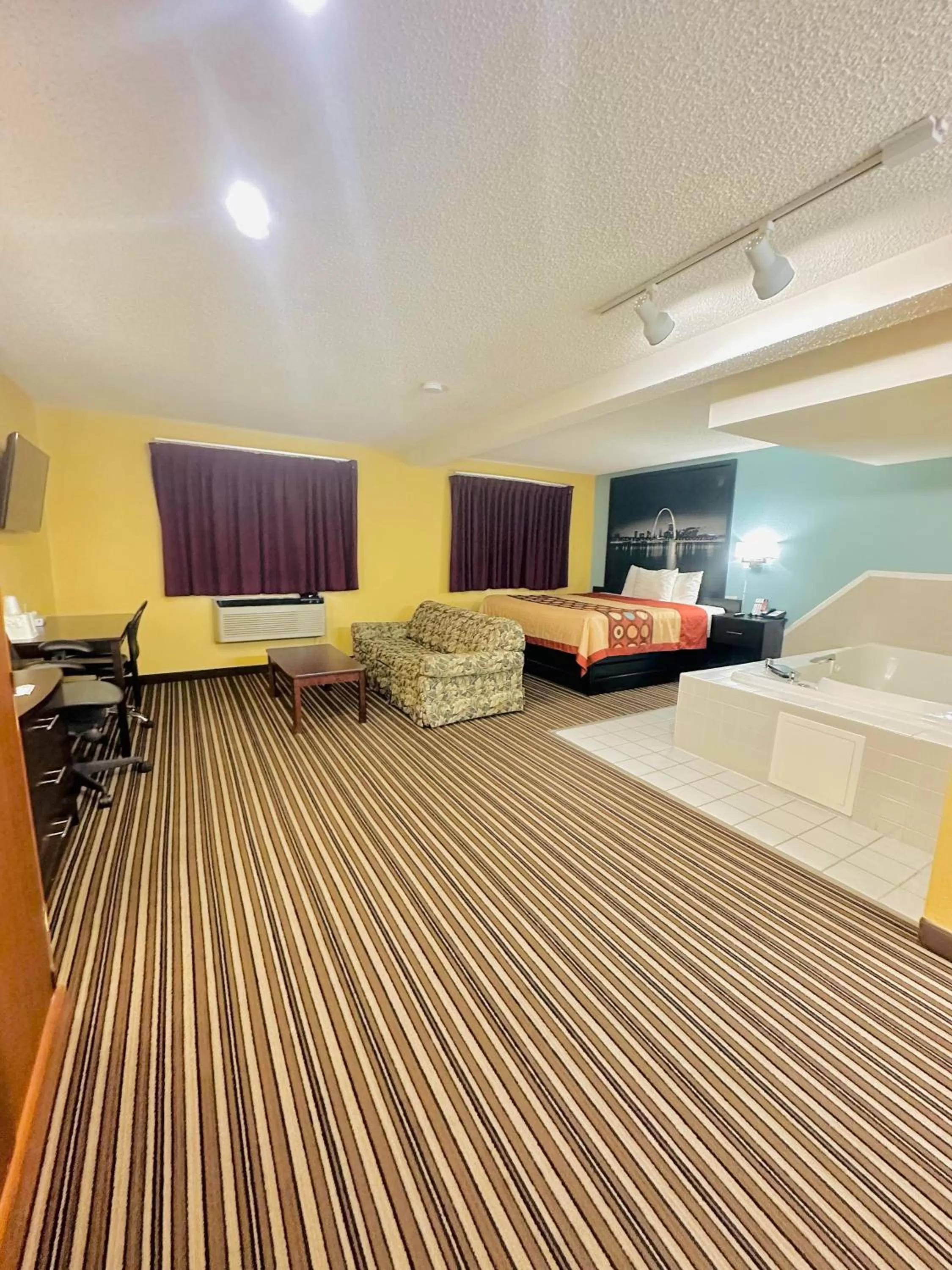 King Suite - Non-Smoking in Super 8 by Wyndham Warrenton