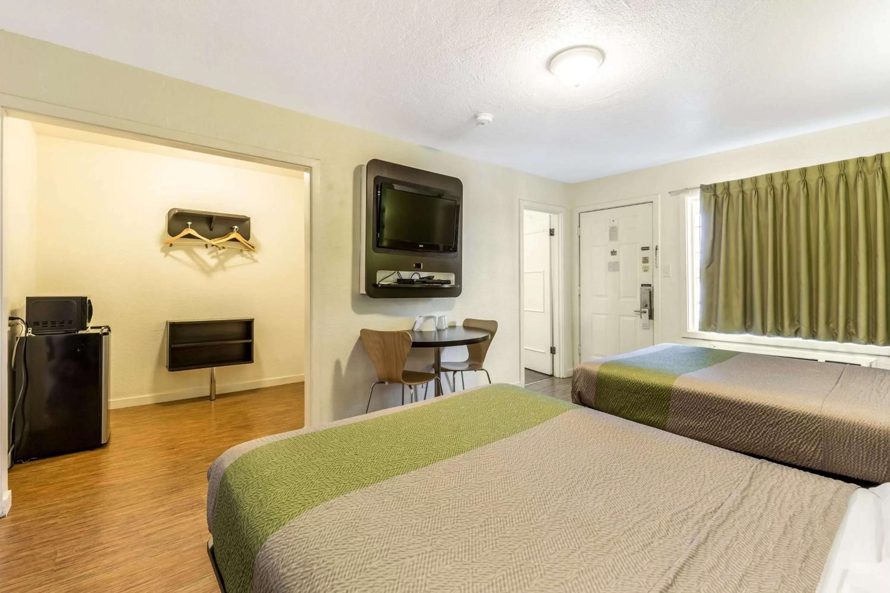 Quadruple Room - Disability Access - Roll in Shower in Motel 6 San Rafael