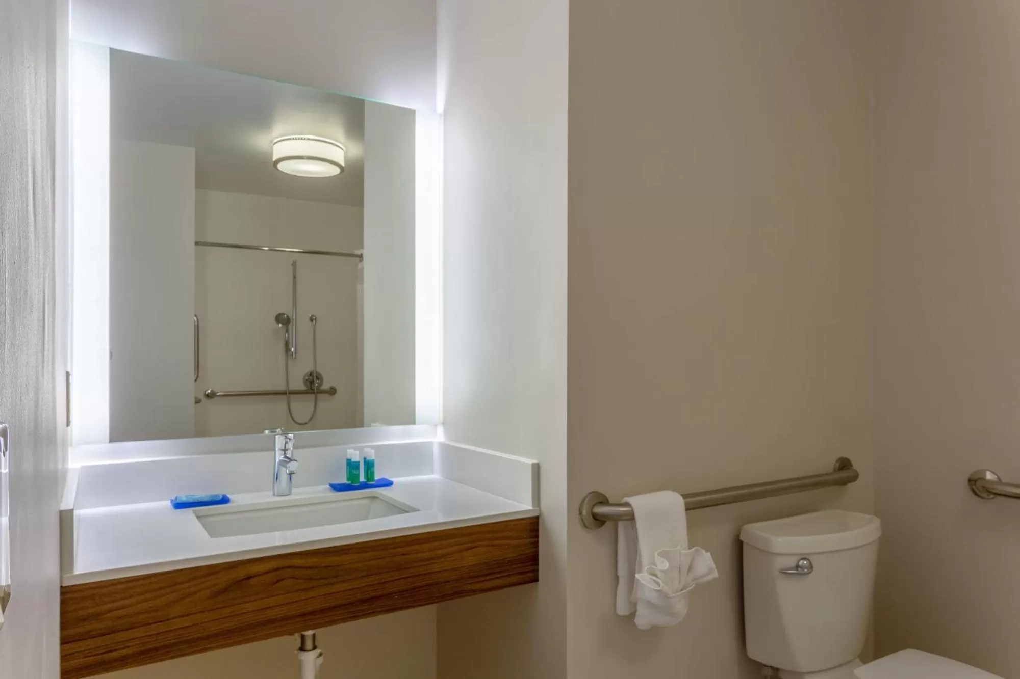 Standard King Room - Communications Accessible in Holiday Inn Express & Suites Vandalia by IHG