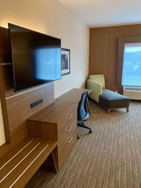 King Suite - Communication Accessible in Holiday Inn Express & Suites - The Dalles by IHG