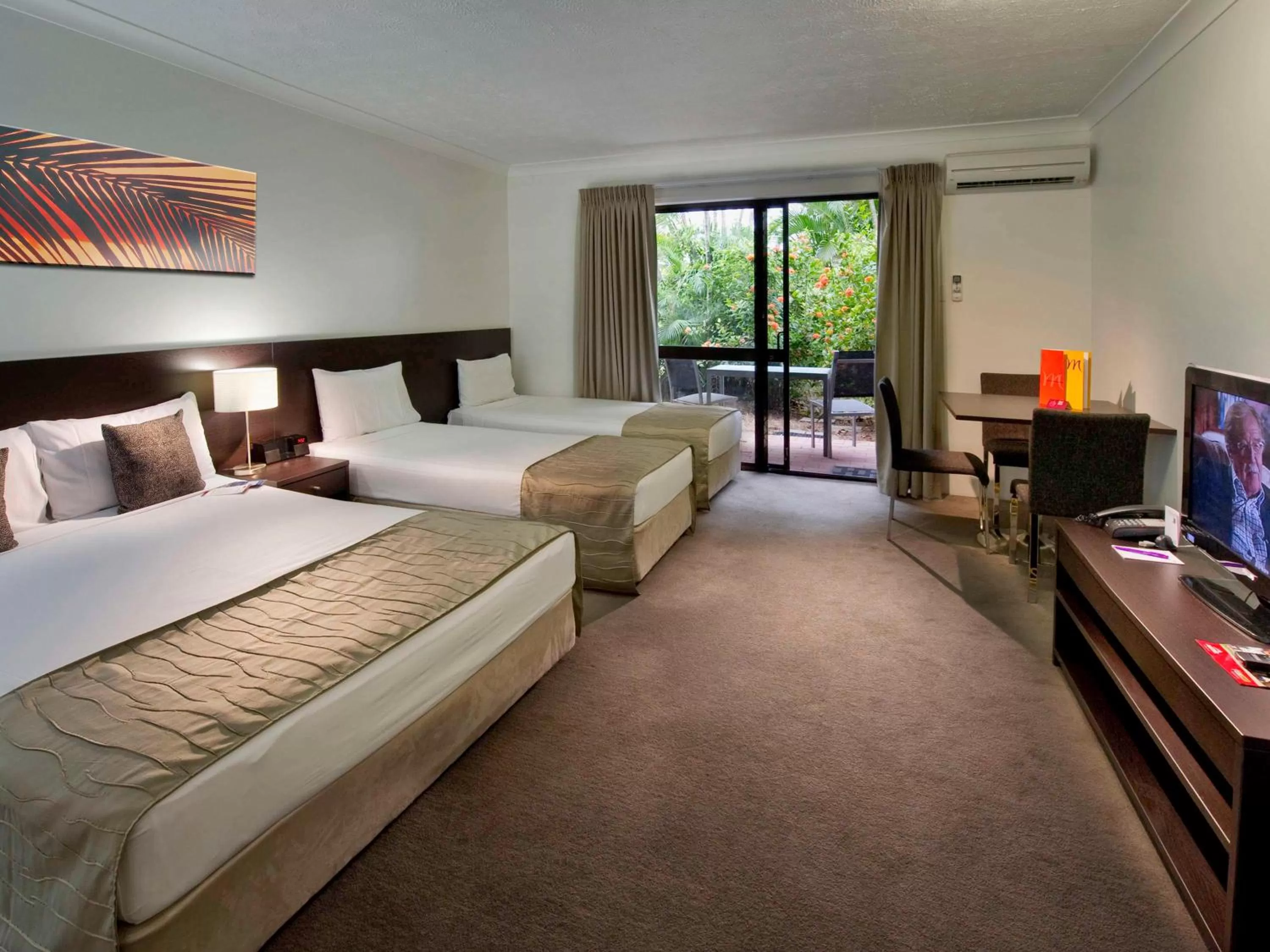Family Room with Queen Bed in Mercure Townsville