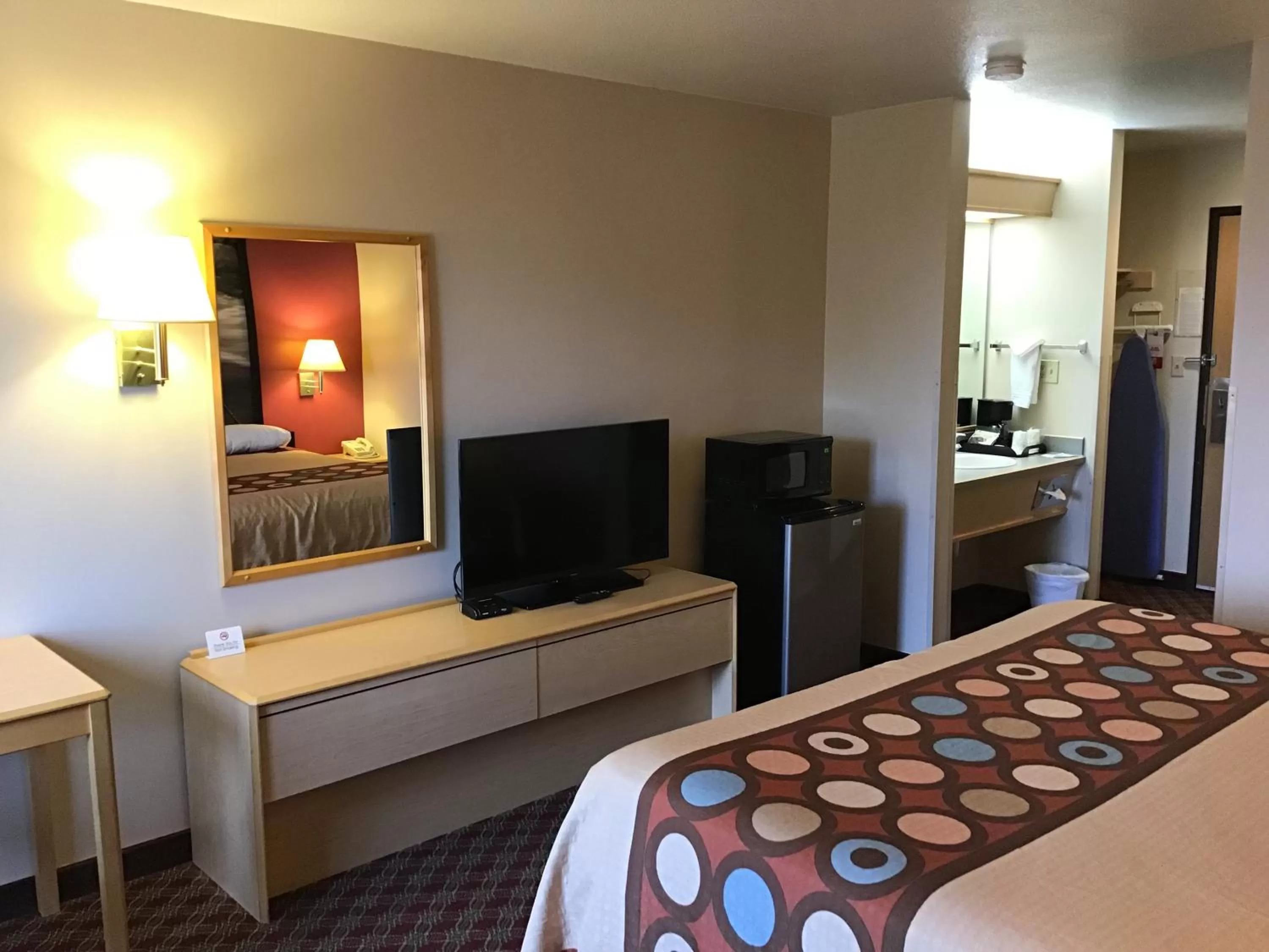 King Room - Non-Smoking in Super 8 by Wyndham Heyburn