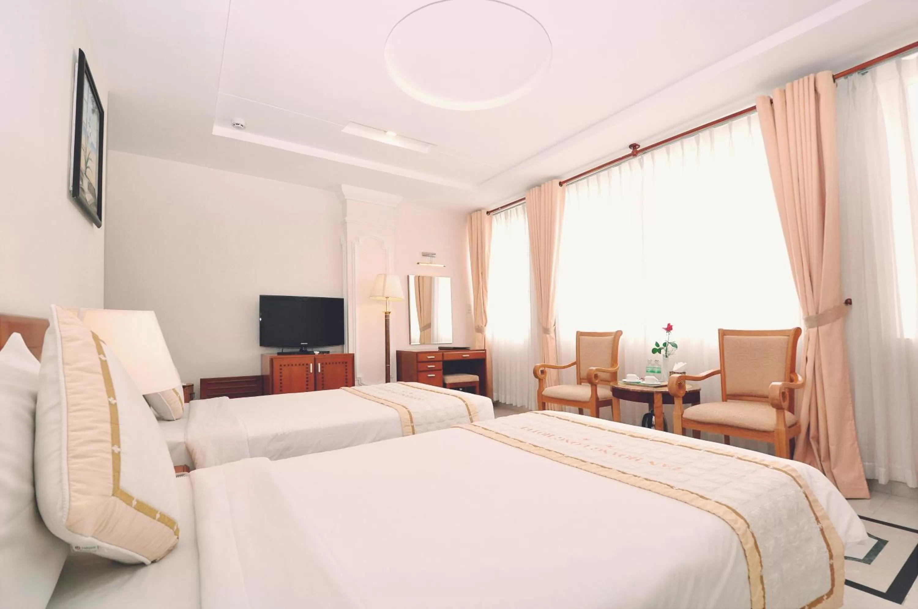 Superior Twin Room in Tan Hoang Long Hotel