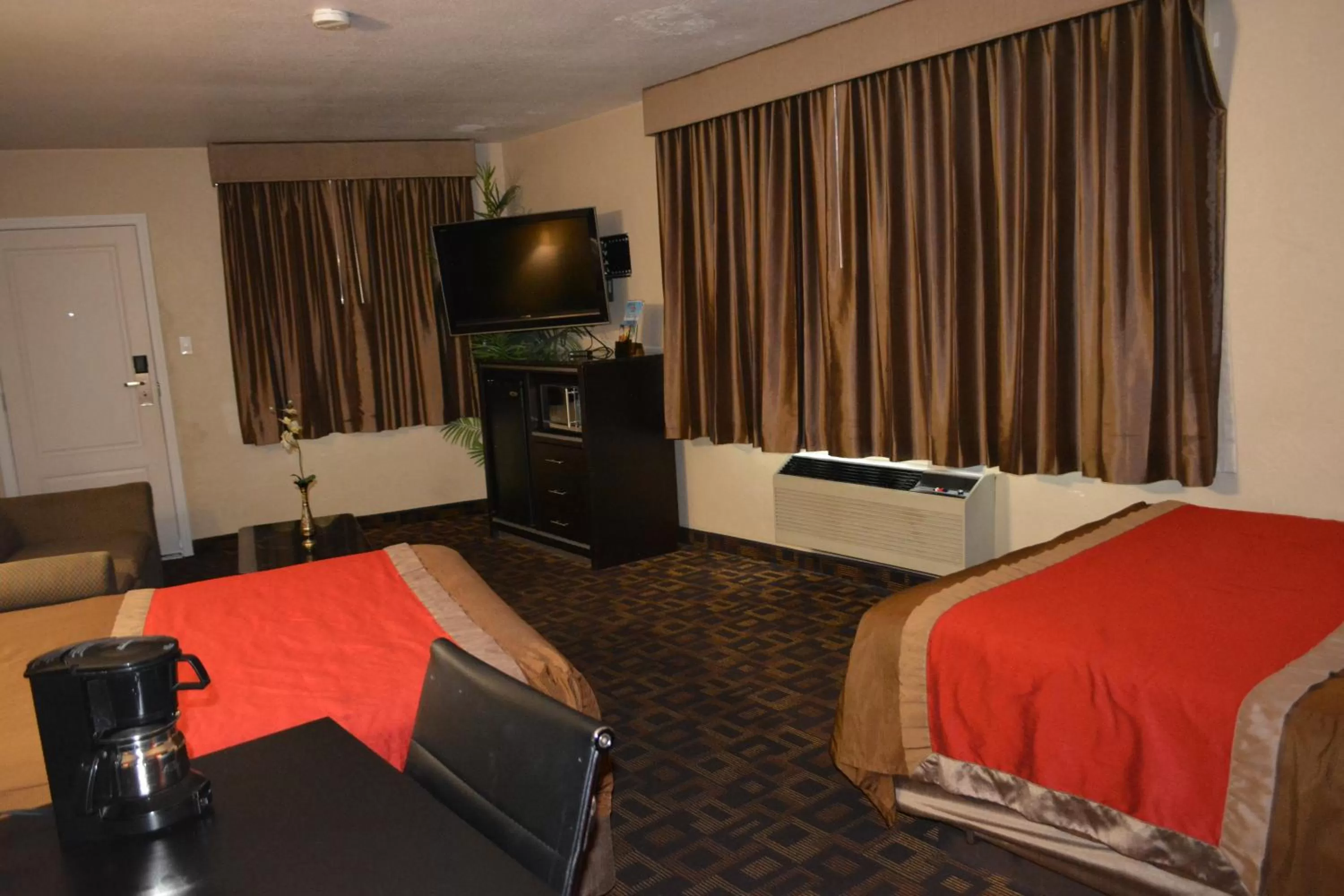Bed in Harbor Inn & Suites Oceanside