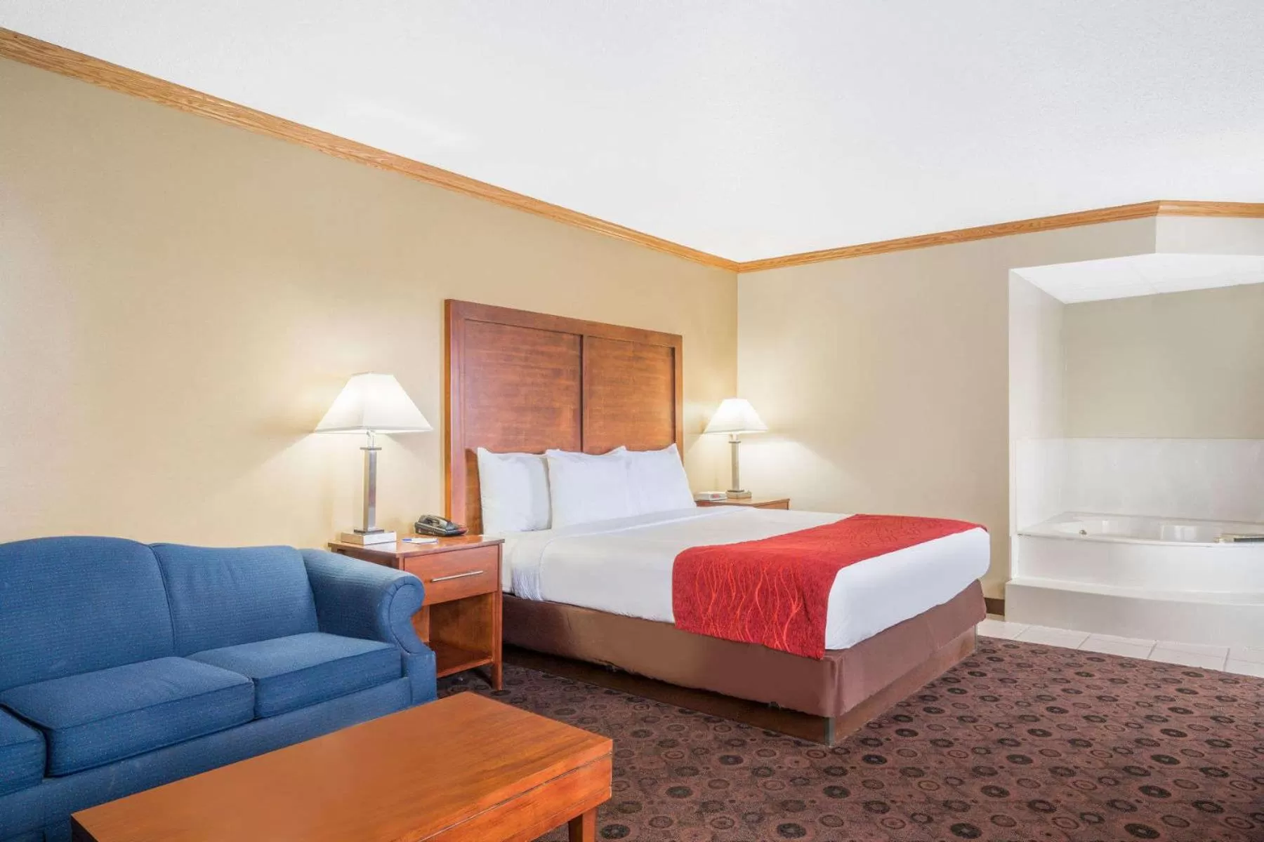 King Suite with Jetted Tub - Sofa Bed/Fireplace/Non-Smoking in Baymont by Wyndham Kasson Rochester Area