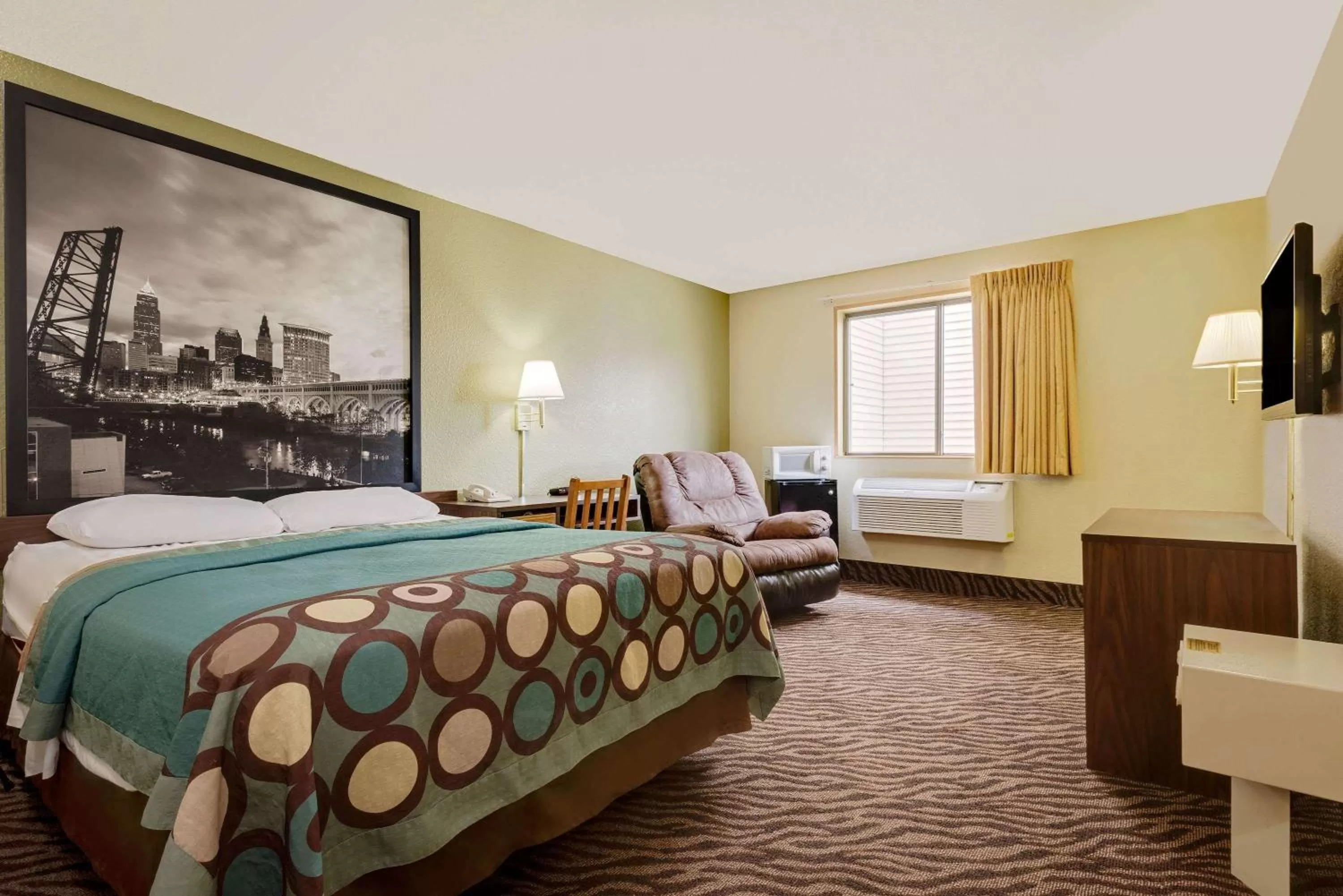 Queen Room - Smoking in Super 8 by Wyndham Mentor/Cleveland Area