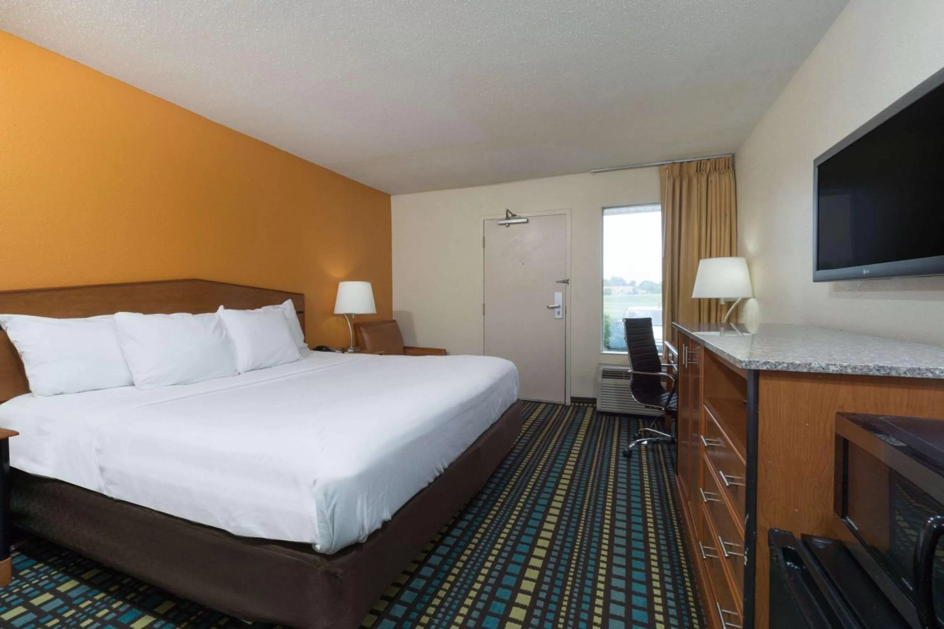 King Room - Smoking  in Days Inn by Wyndham Florence Cincinnati Area