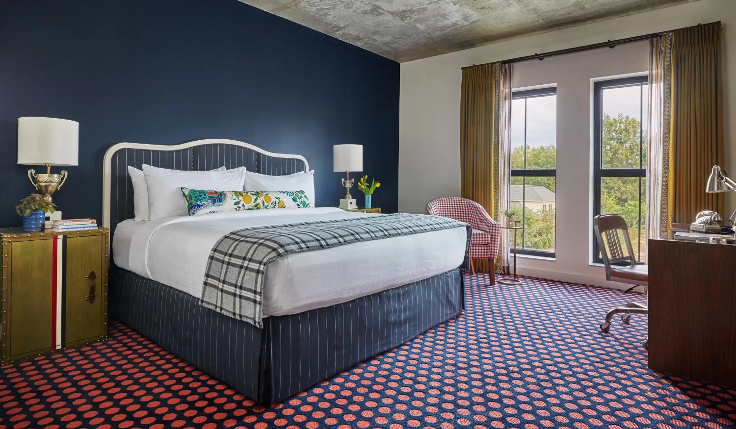 Deluxe King Room with Sofa Bed in Graduate by Hilton Oxford