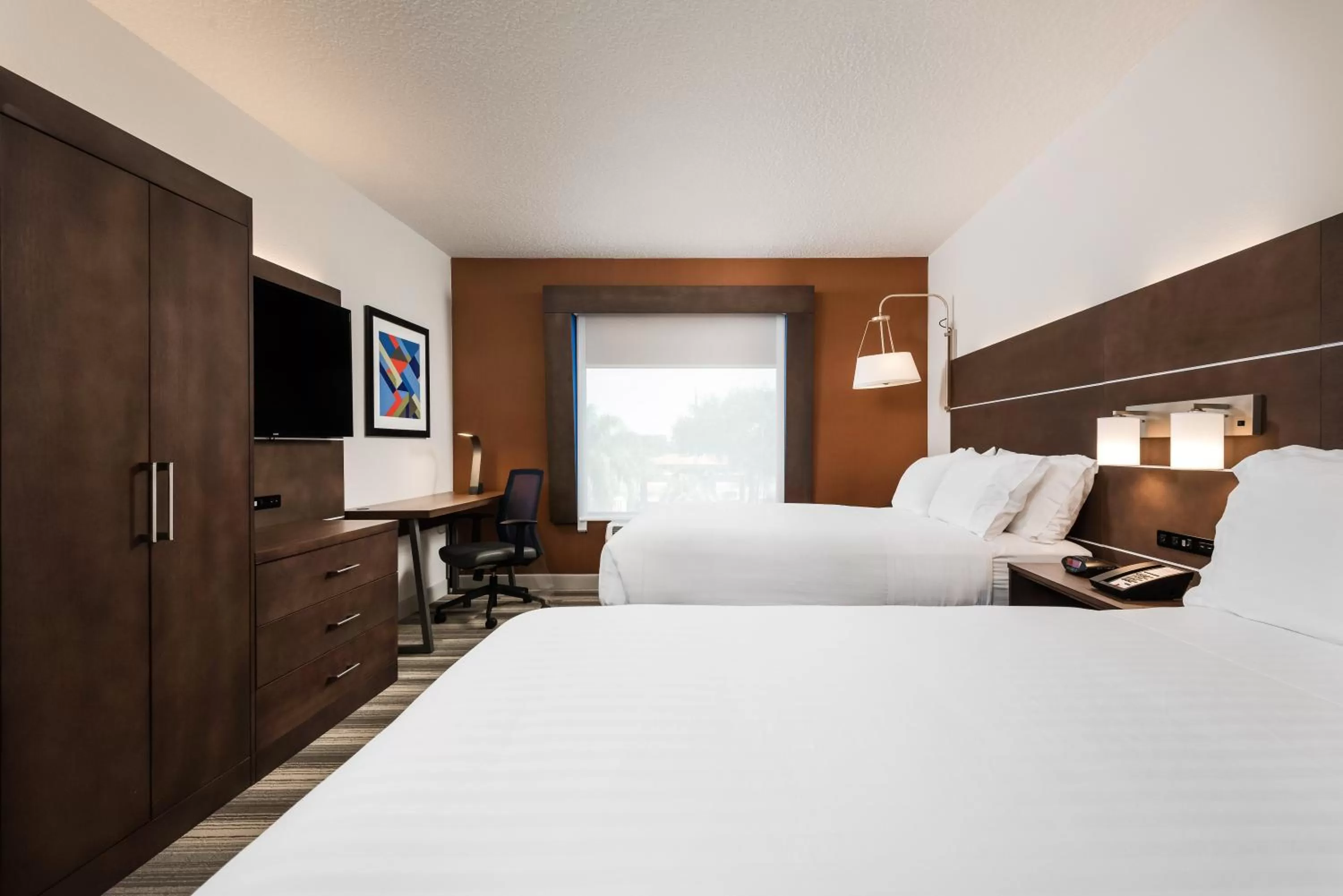 Standard Queen Room with Two Queen Beds and Tub - Communications Accessible in Holiday Inn Express Hotel & Suites Bartow by IHG