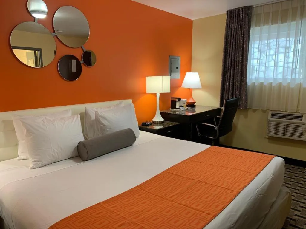 Queen Room - Accessible/Non-Smoking in Howard Johnson by Wyndham North Bergen