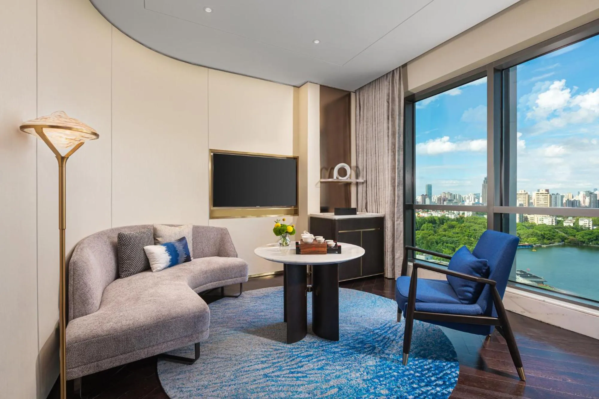 Premium King Room in HUALUXE Shanghai Changfeng Park by IHG