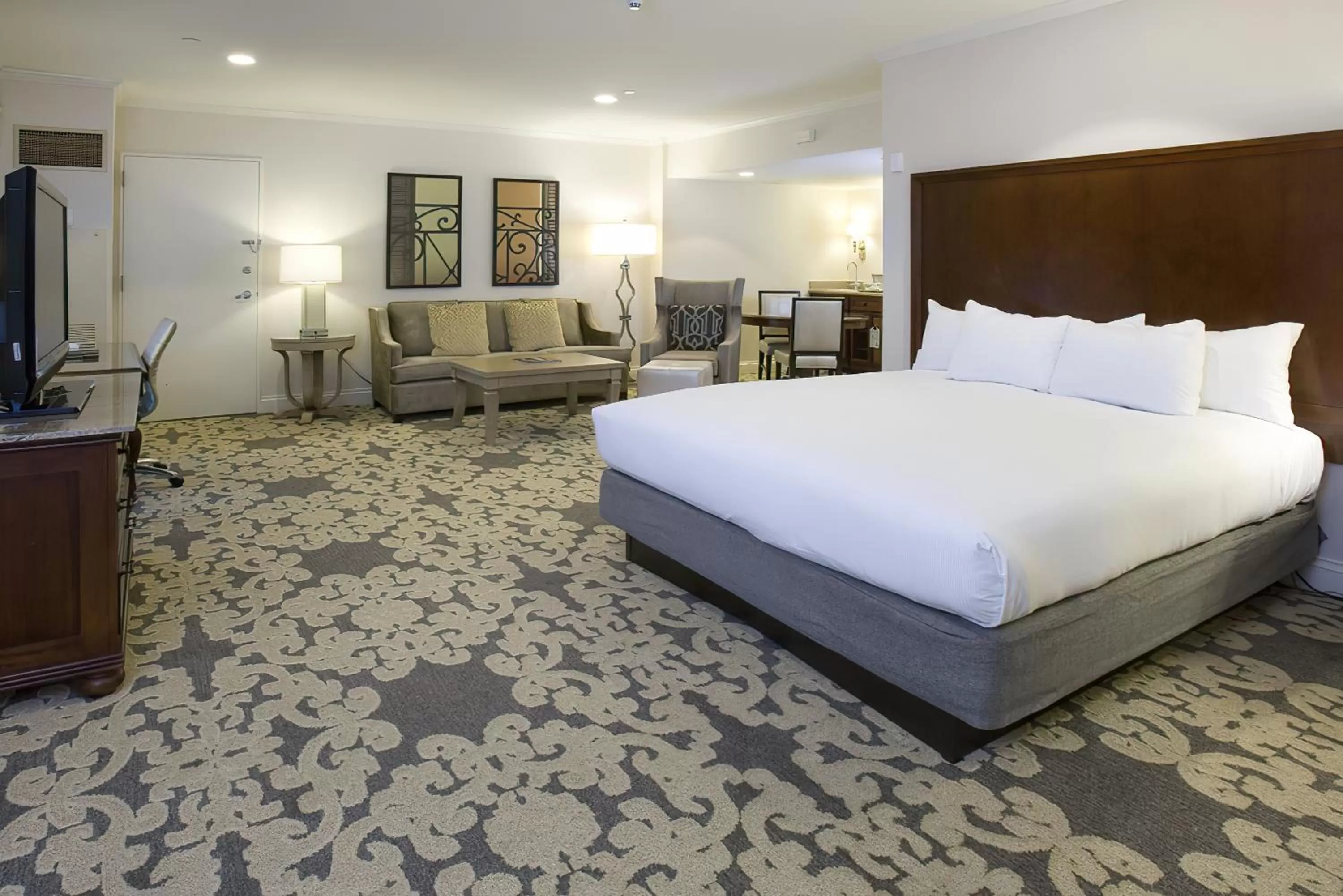 1 King Bed Studio Suite in Hilton New Orleans Riverside