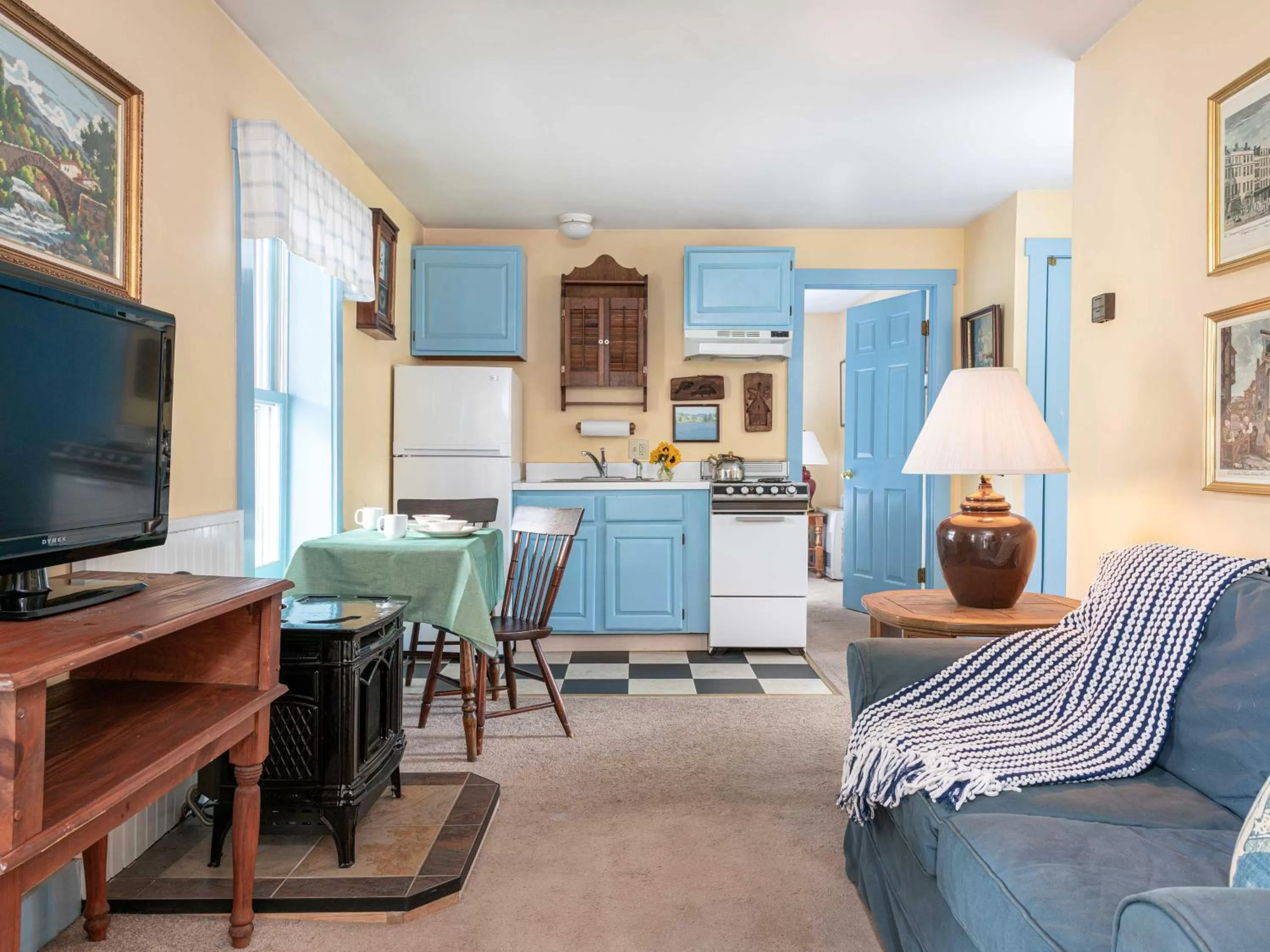 Deluxe Two Bedroom Studio in Old Stagecoach Inn