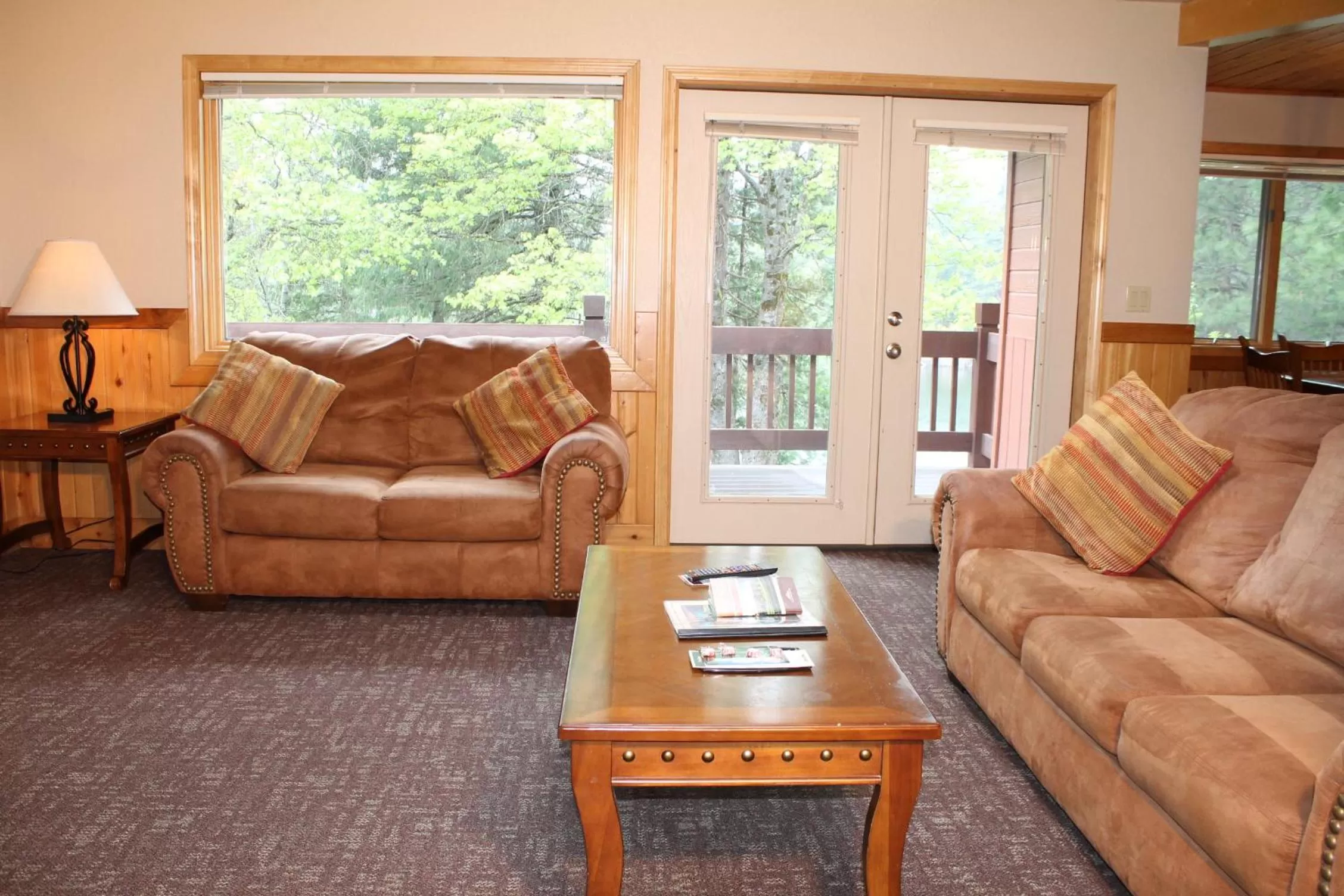 Deluxe One-Bedroom Chalet with Lake View in Mount Shasta Resort