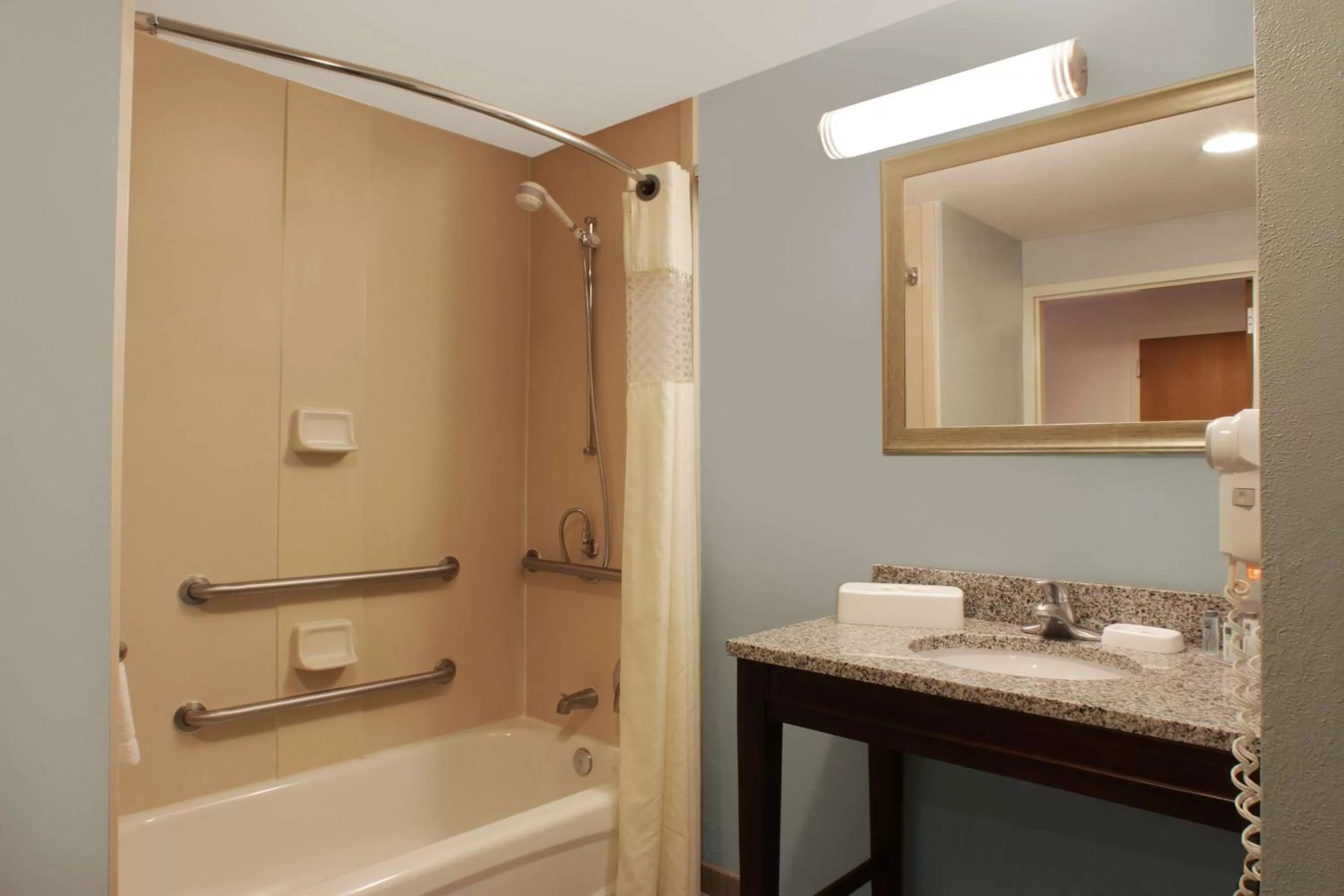 King Room with Accessible Tub - Mobility and Hearing Access/Non-Smoking in Hampton Inn & Suites Port St. Lucie