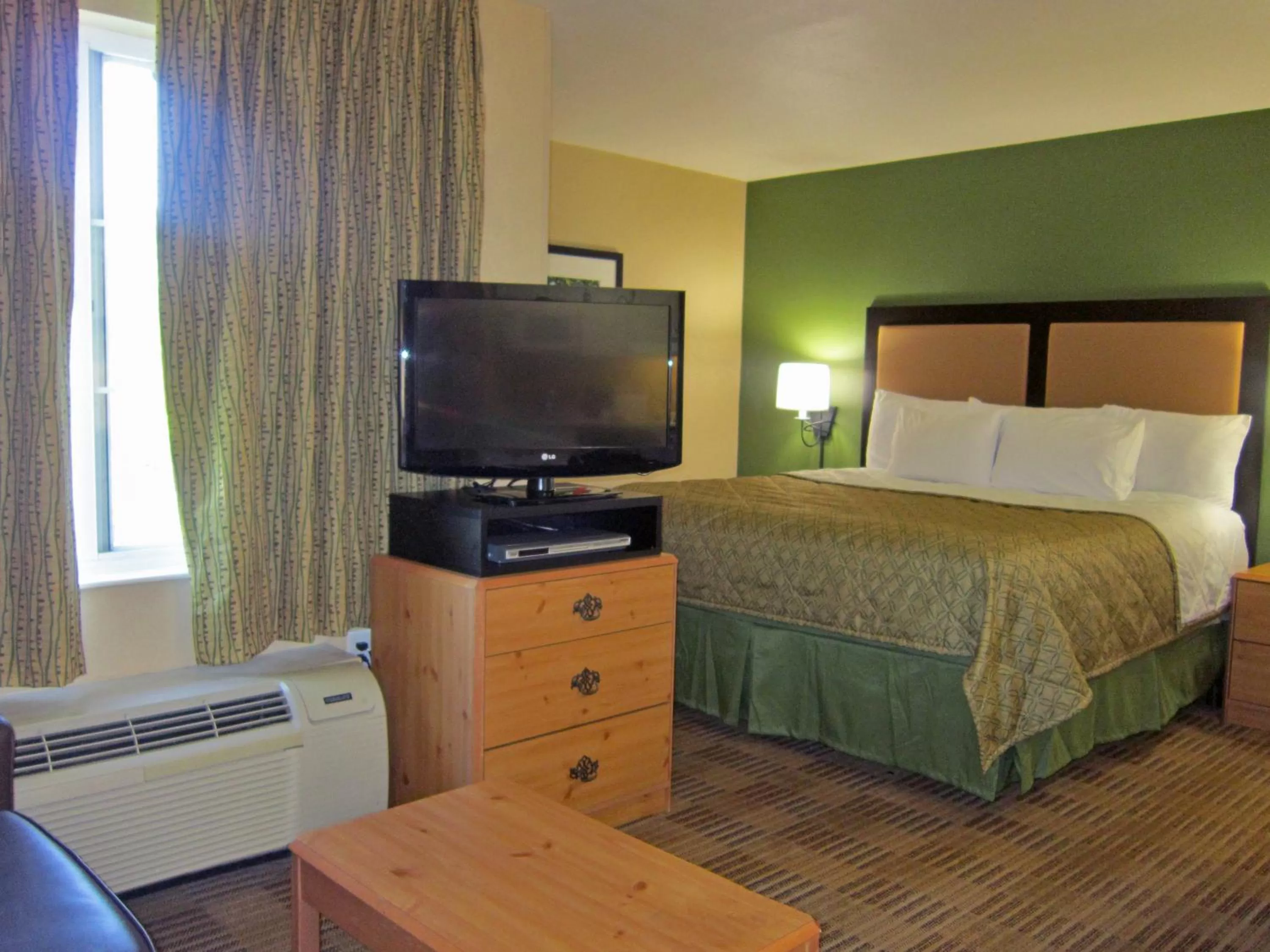 Queen Room/Pet Friendly - Non Smoking in Extended Stay America Suites - Washington, DC - Chantilly - Airport
