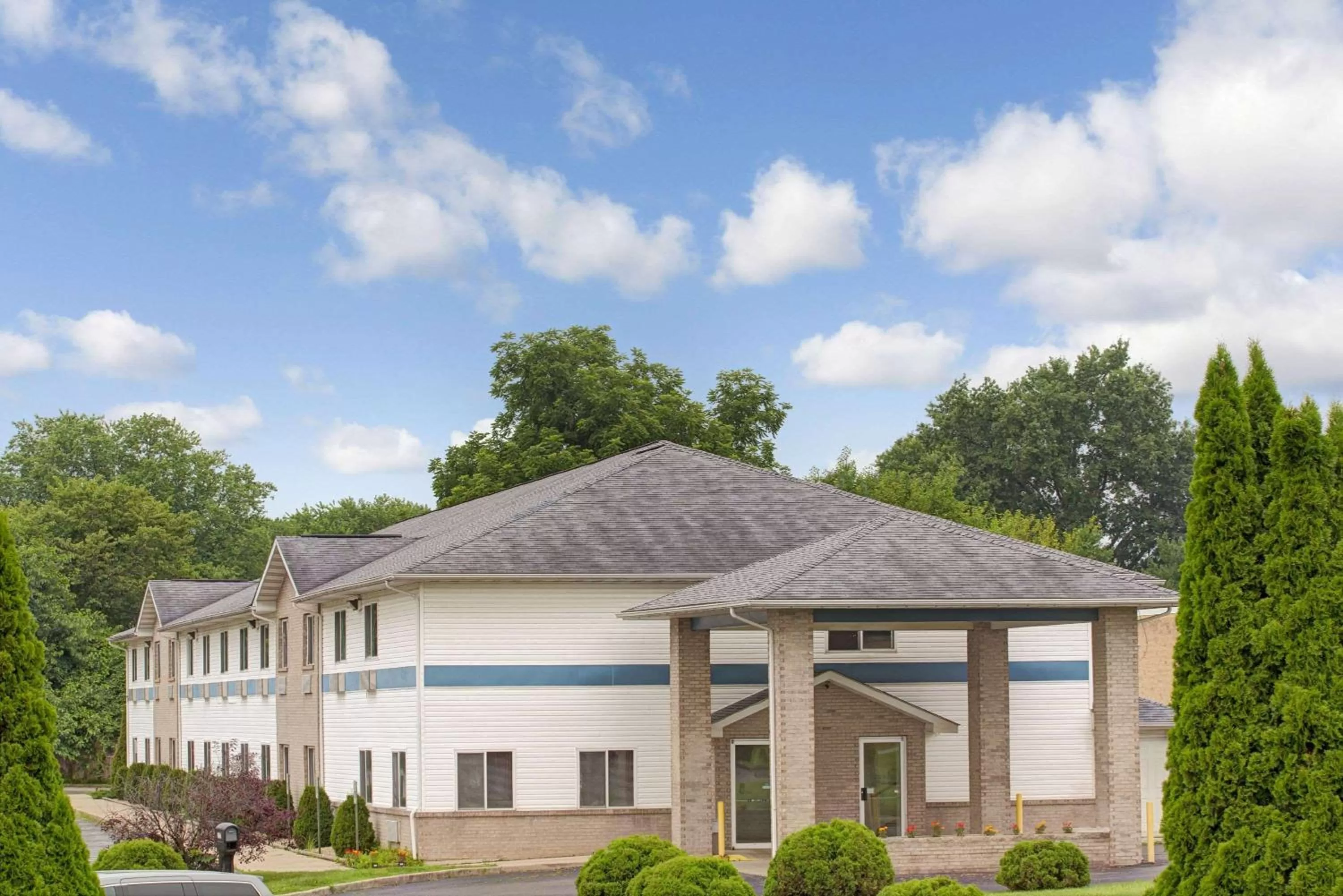 Queen Room - Non-Smoking in Super 8 by Wyndham Heath/Newark