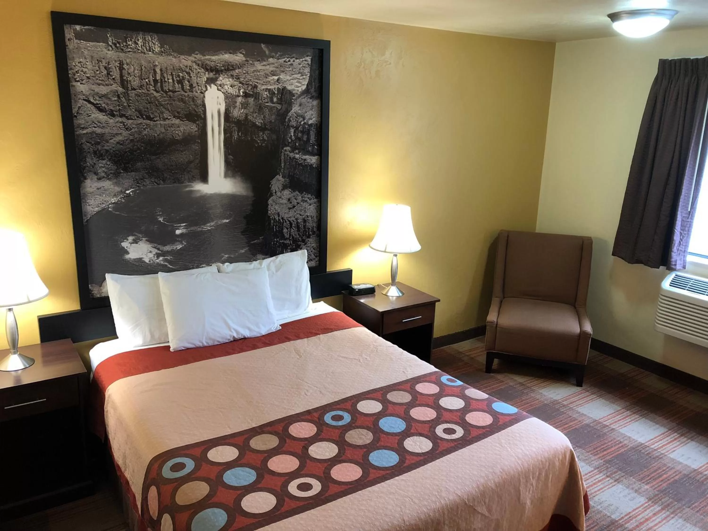 Queen Room - Mobility Access/Non-Smoking in Super 8 by Wyndham Kennewick
