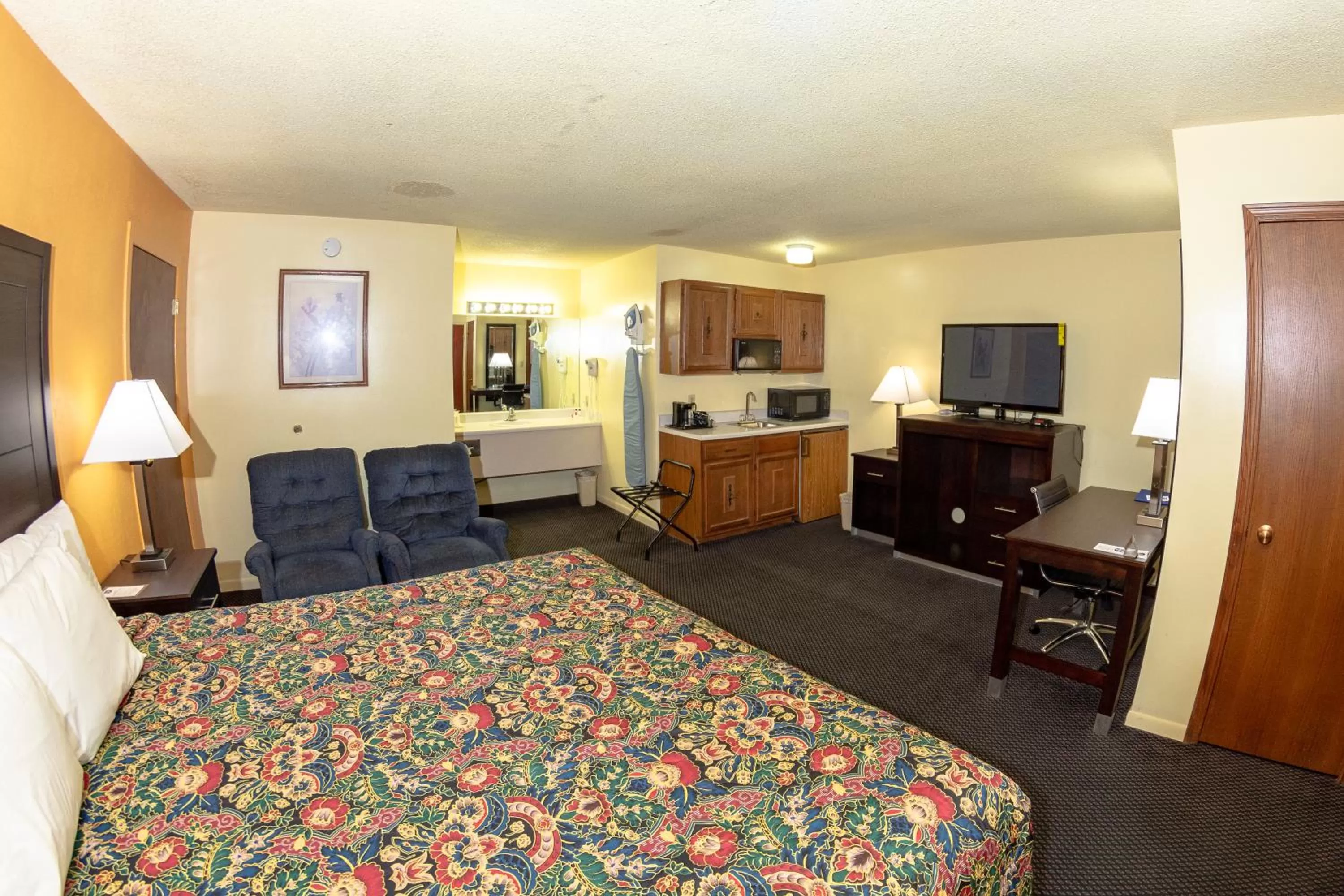 Deluxe King Suite in Knights Inn - Chanute
