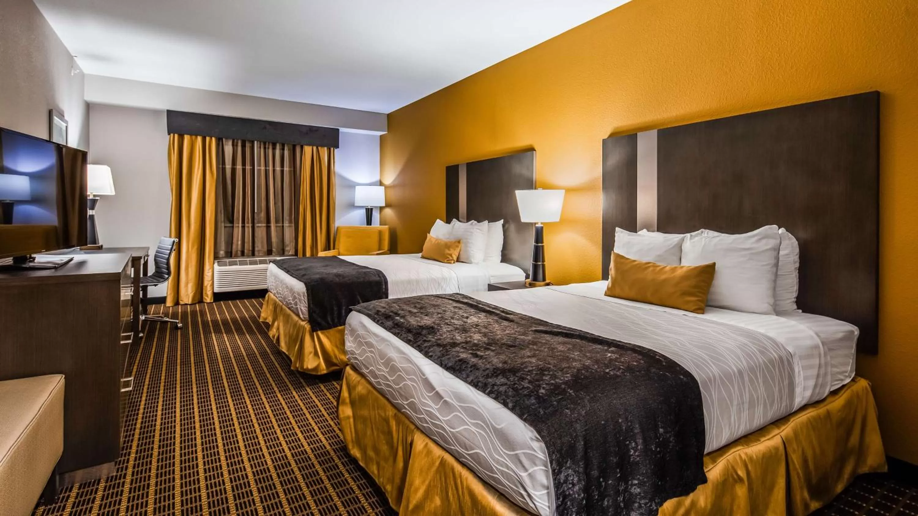 Queen Room with Two Queen Beds and Walk-in Shower - Disability Access in Best Western Plus Lampasas Inn & Suites