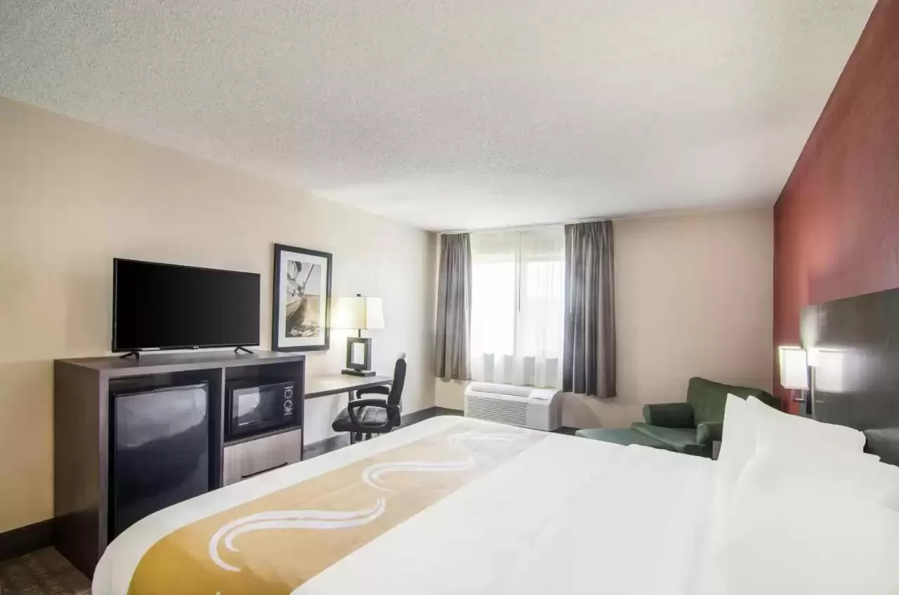 King Room - Disability Access/Non-Smoking in Quality Inn Saraland