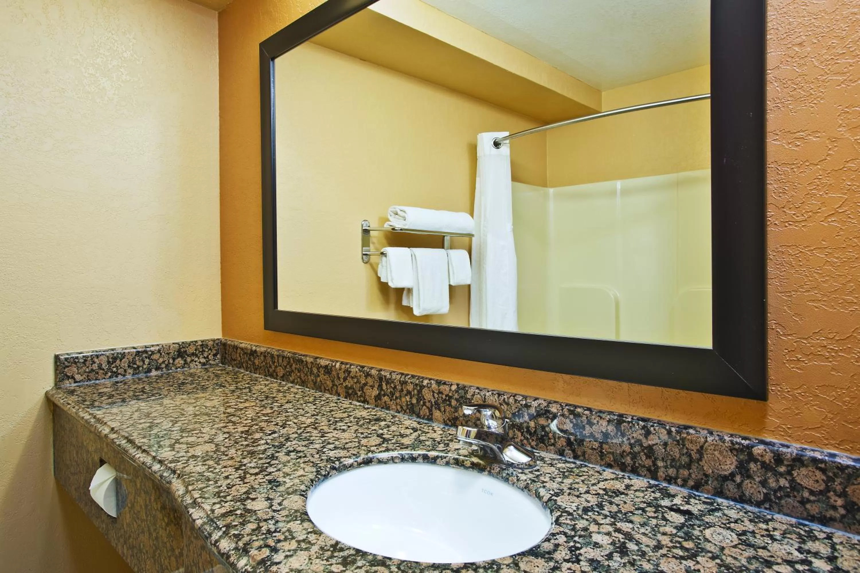 King Room with Spa Bath and Kitchen in Holiday Inn Express Hotel & Suites Wabash by IHG