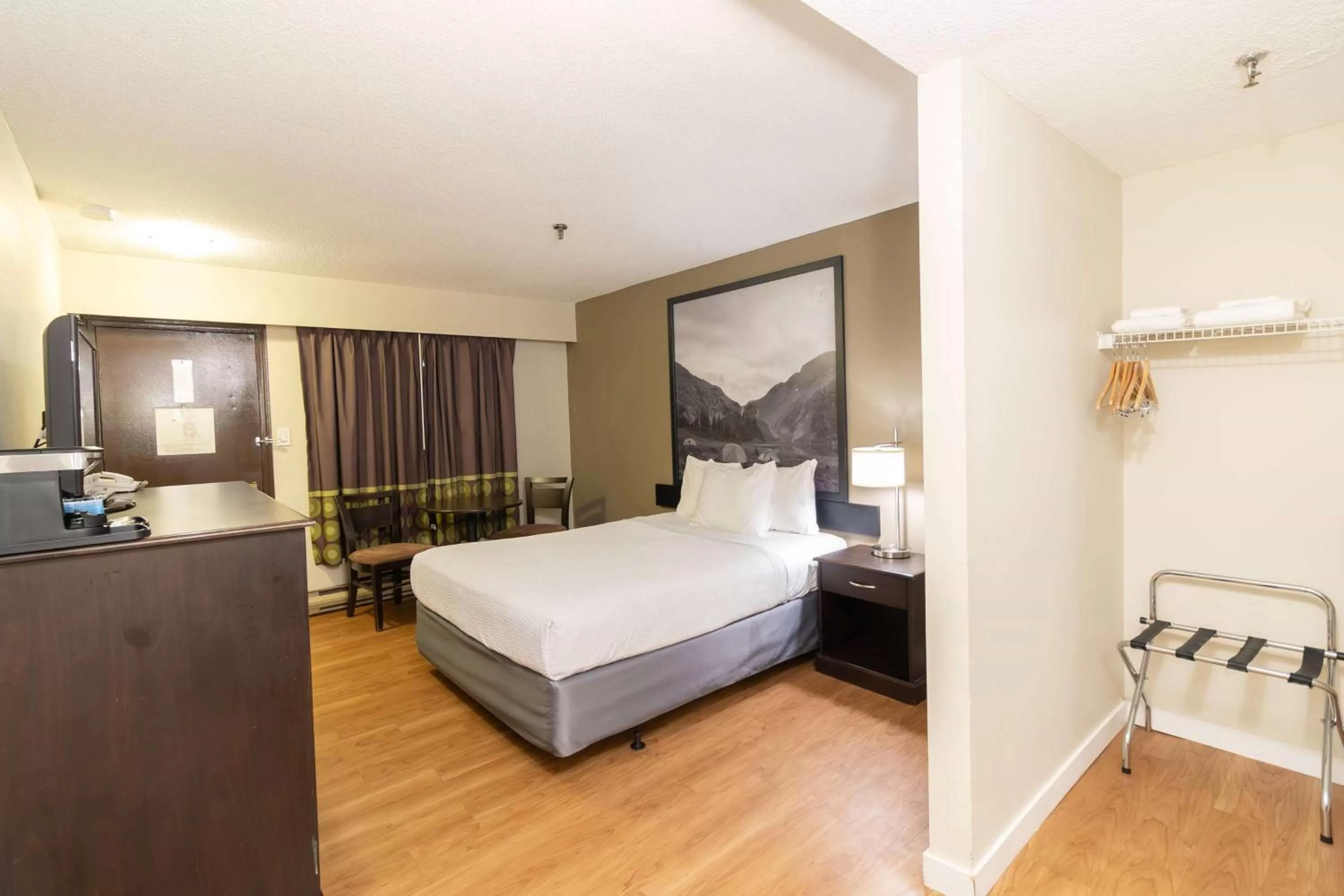 Deluxe Queen Room - Non-Smoking in Super 8 by Wyndham Prince George