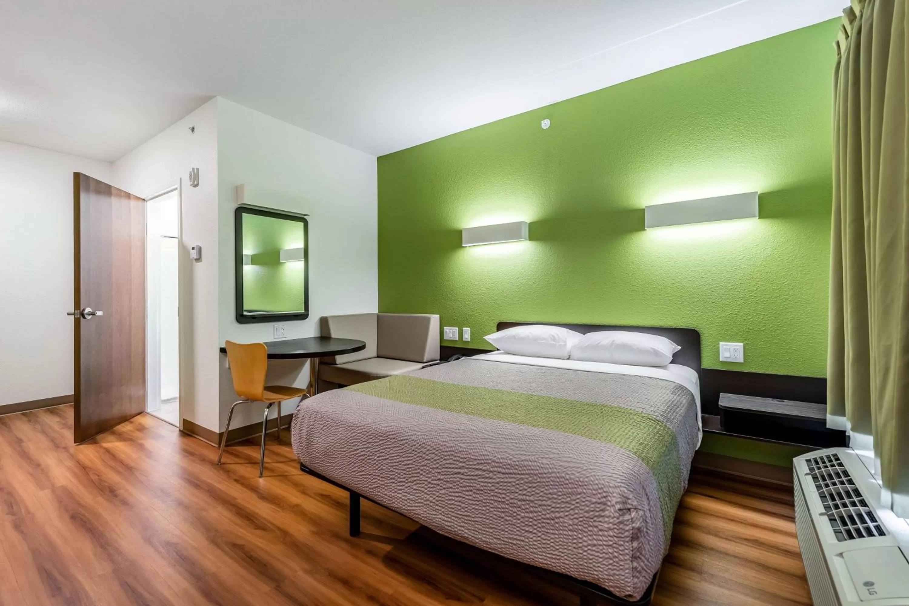 Deluxe Queen Room - Non-Smoking in Motel 6-Mankato, MN