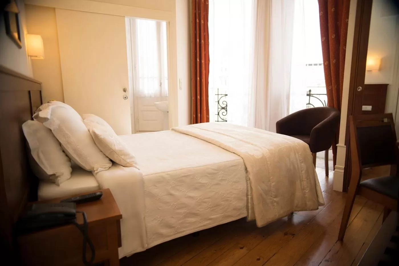 Basic Double Room with Balcony in Hotel Aliados
