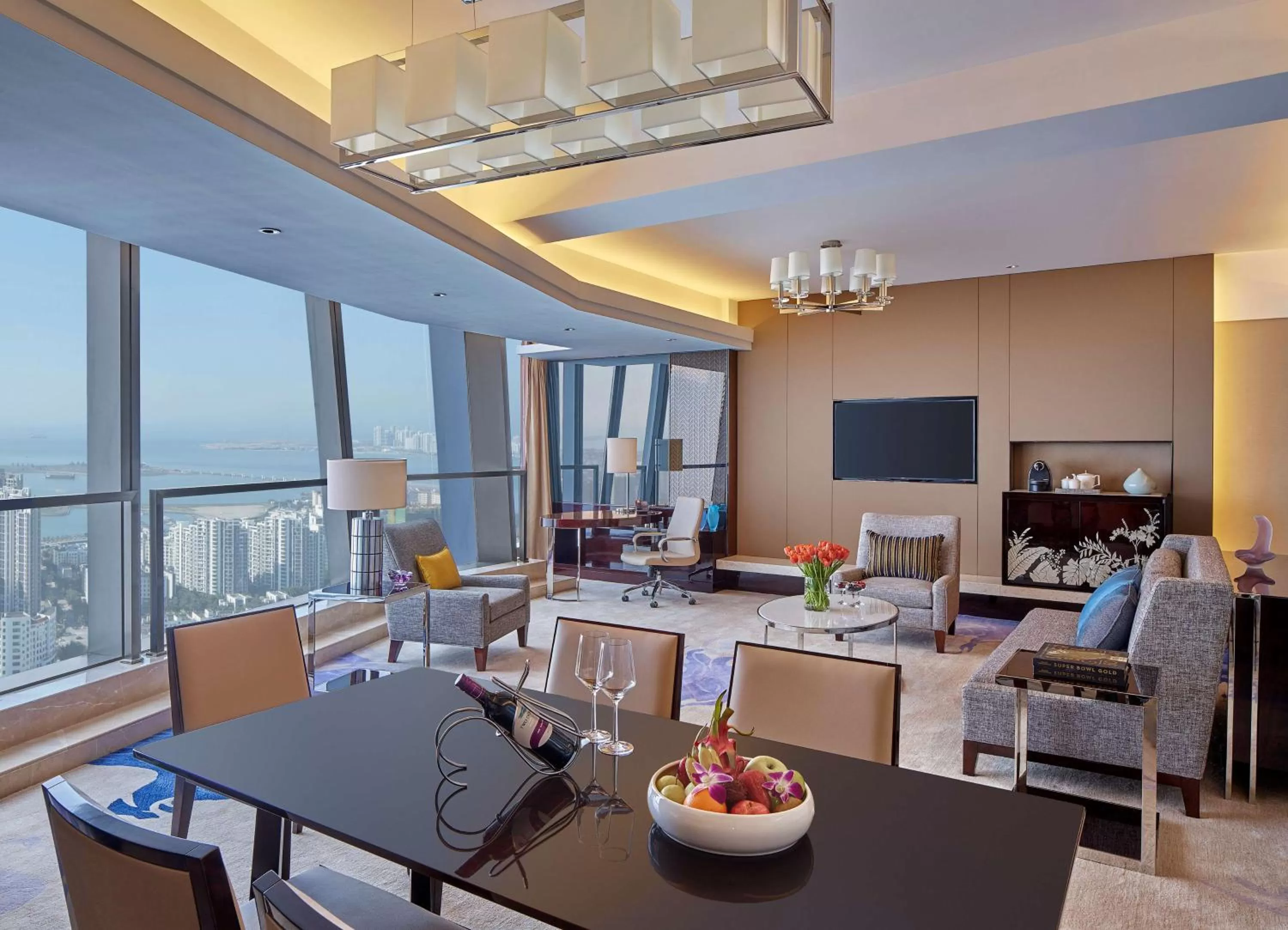 Ocean View Deluxe King Suite with Lounge Access in Hilton Haikou