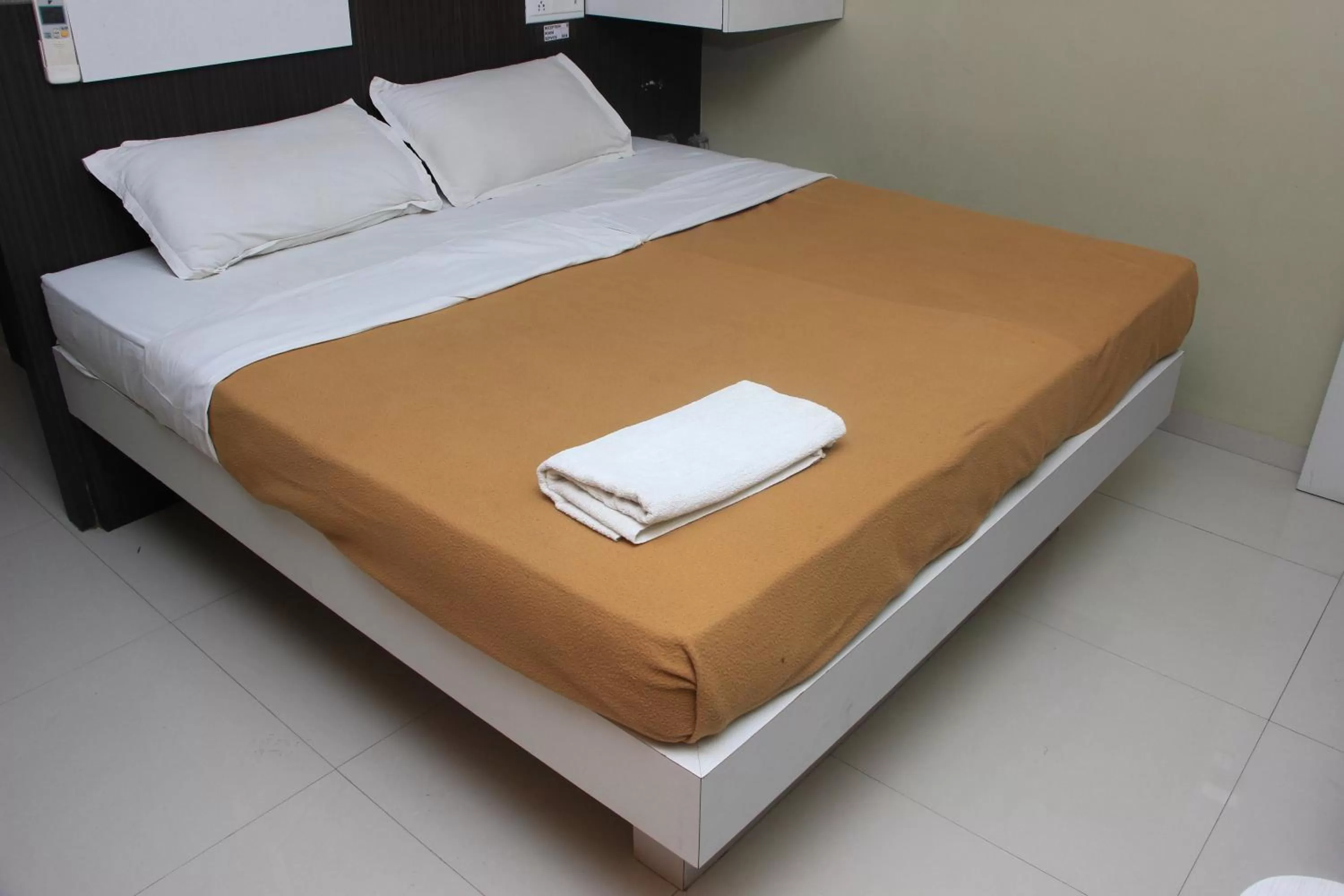 Deluxe Double Room in Hotel Sham Suman, Kolhapur- Opposite To Mahalaxmi Temple