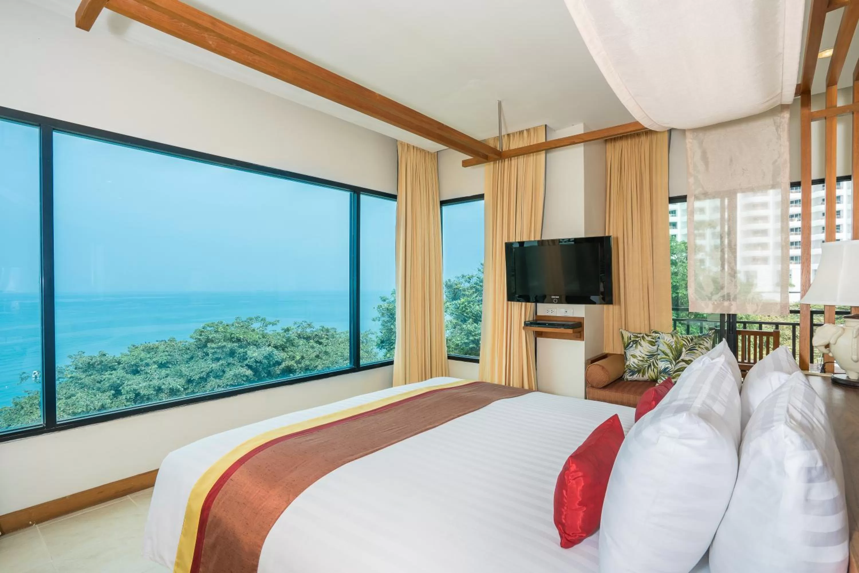 Ocean Front Suite Sea View in Cosy Beach Hotel - SHA Extra Plus