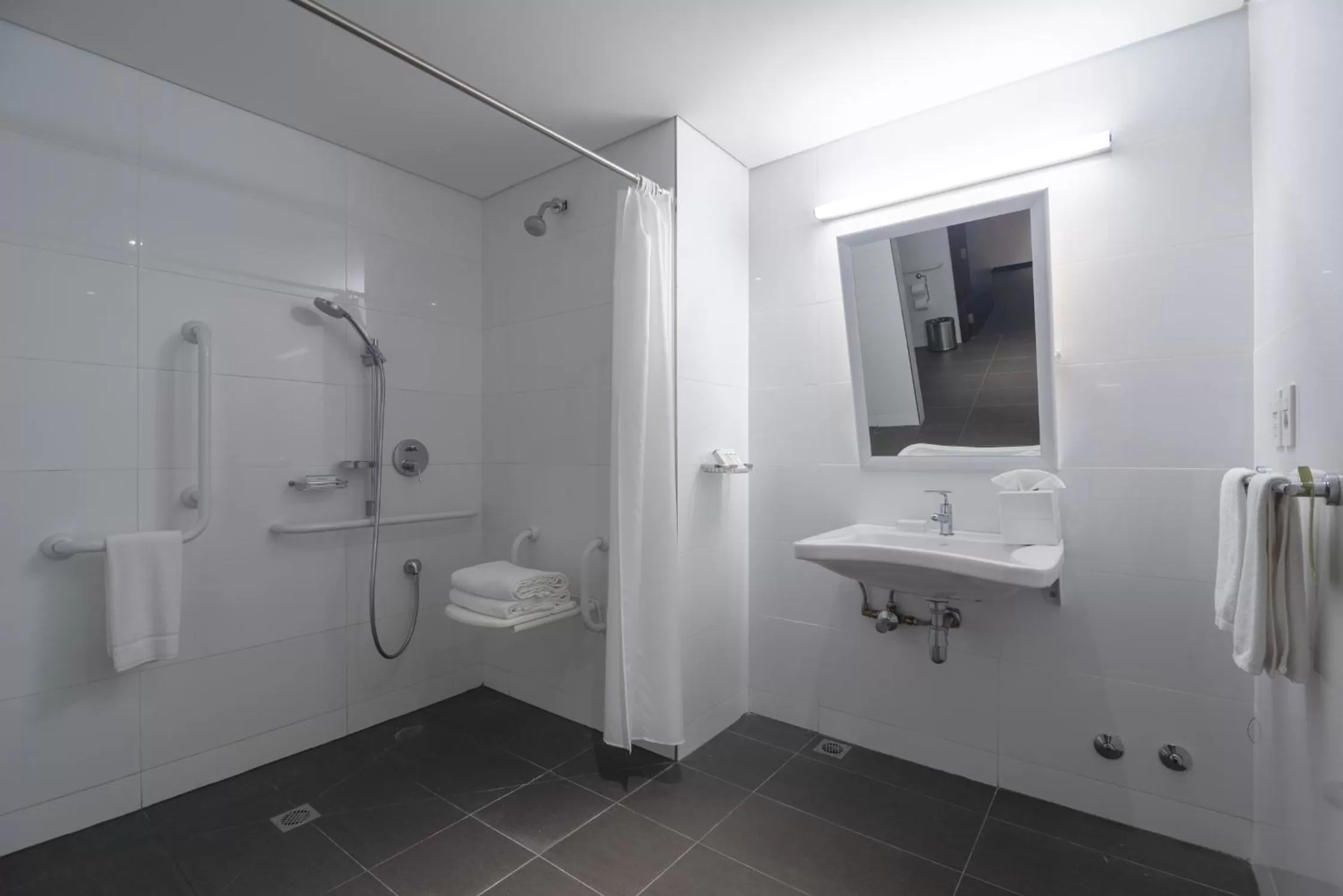 King Room with Roll-In Shower - Mobility Access in Hilton Garden Inn Montevideo