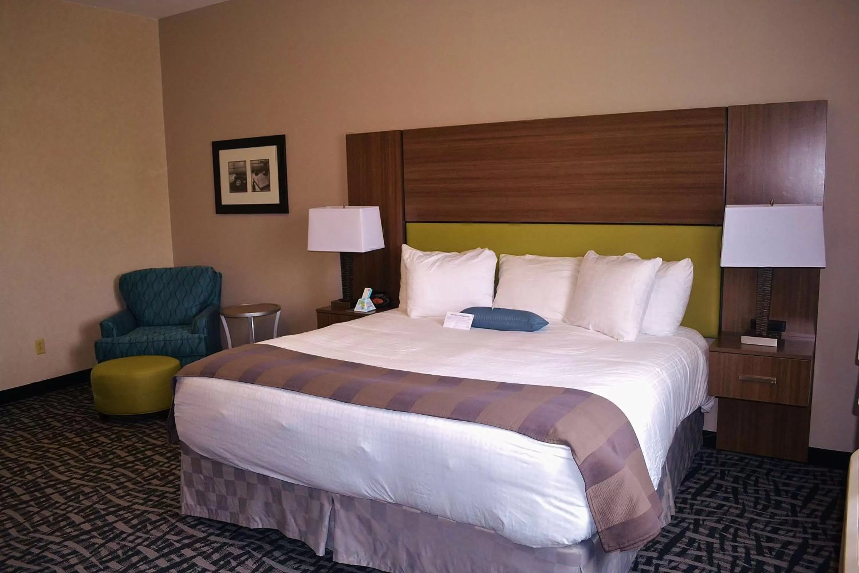 King Room with Mobility Accessible Tub and Sofa Bed in Best Western DuBois Hotel