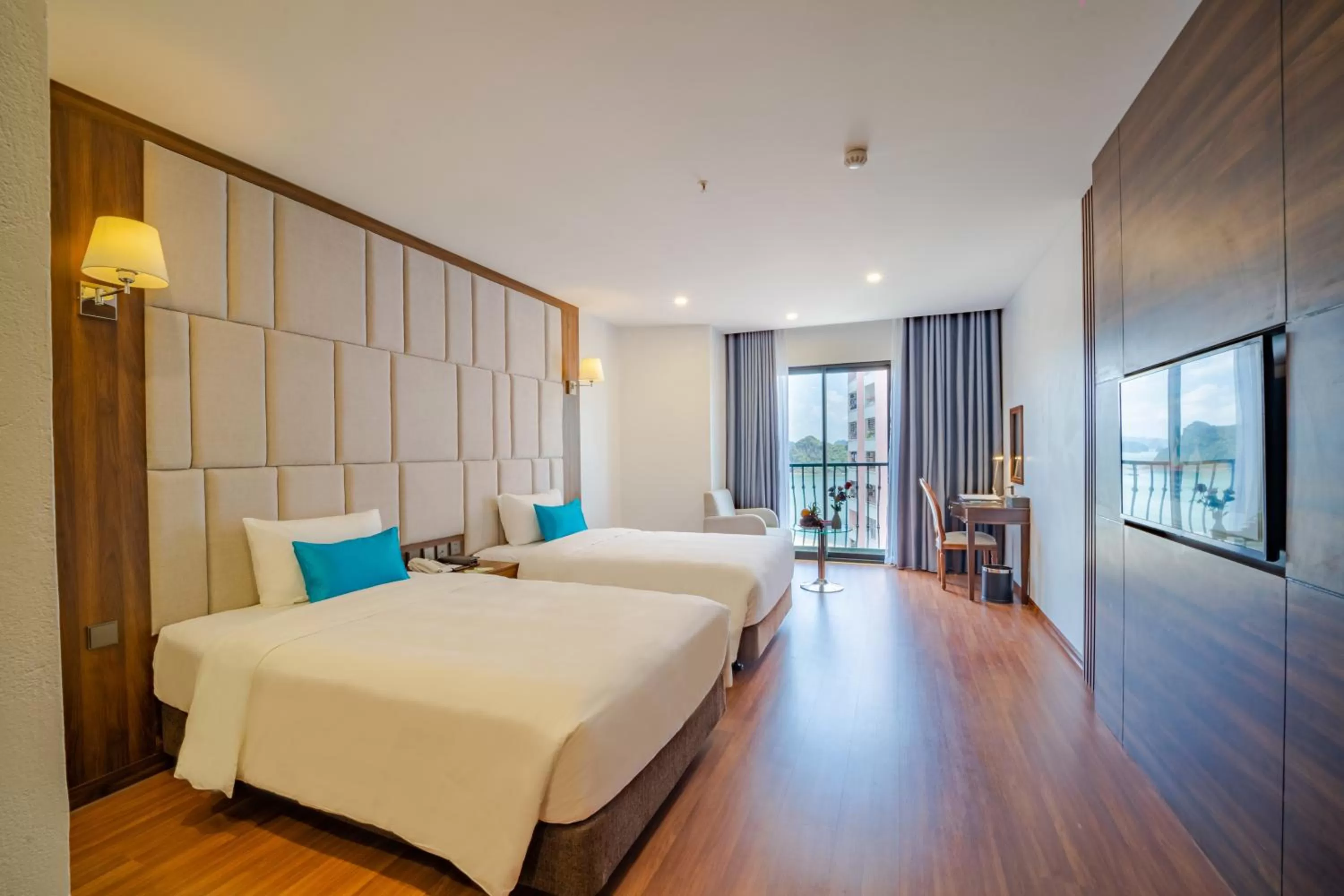 Twin Room with Sea View in Paddington Hotel Halong Bayview