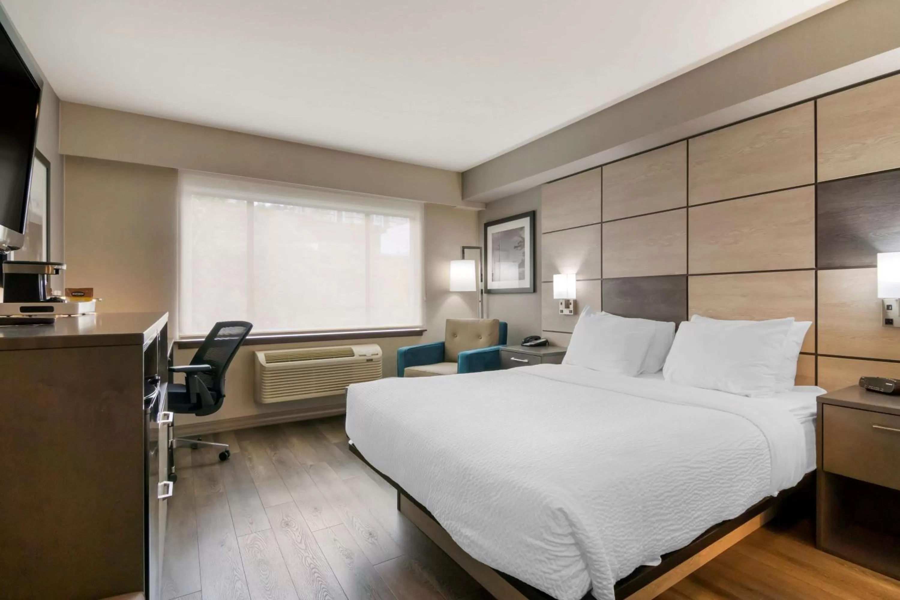 King Suite with Kitchenette and Mountain View - Non-Smoking in Best Western Premier Aberdeen Kamloops