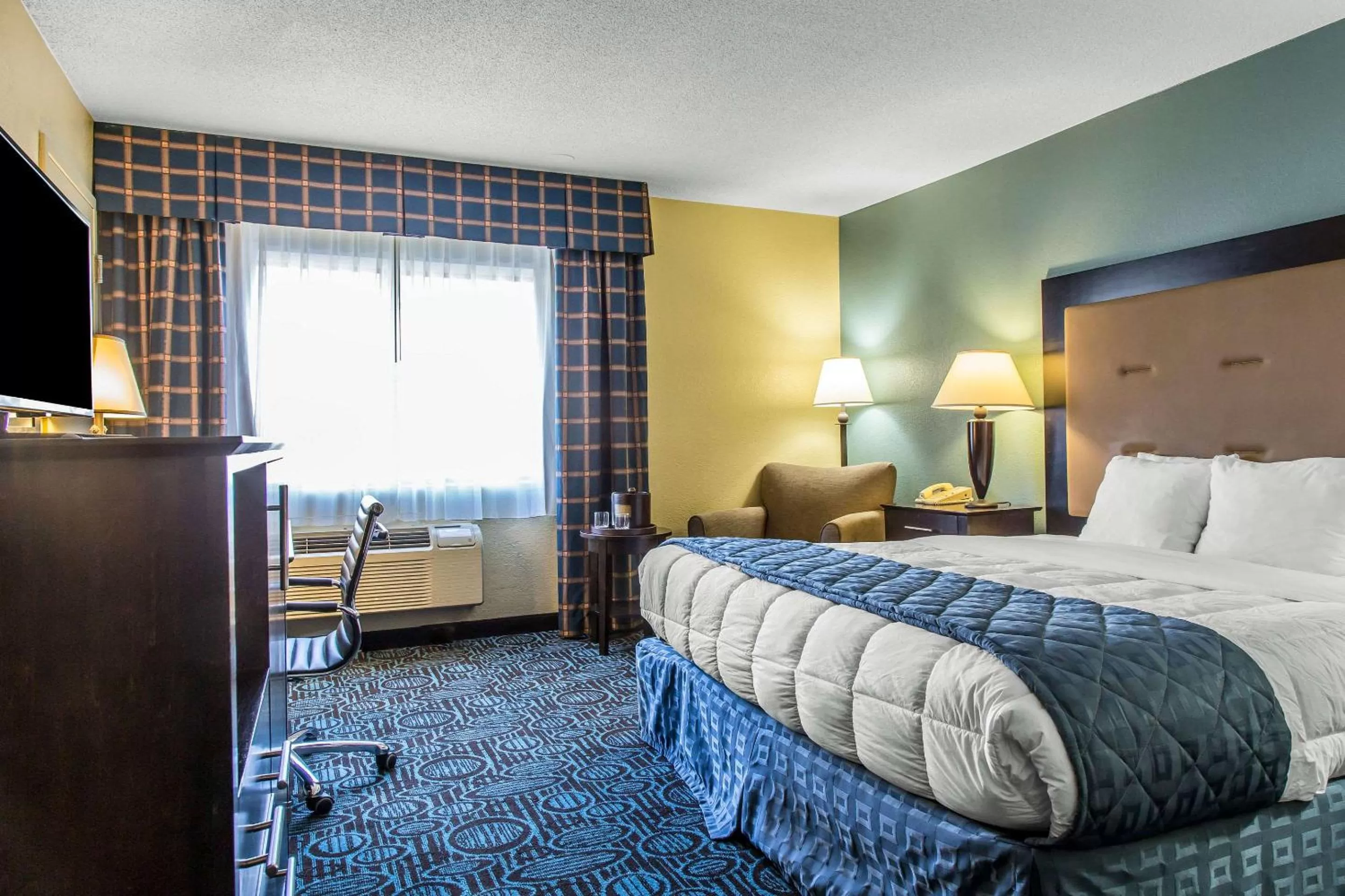 King Room with Roll-In Shower - Accessible/Non-Smoking in Clarion Inn New London/ Mystic