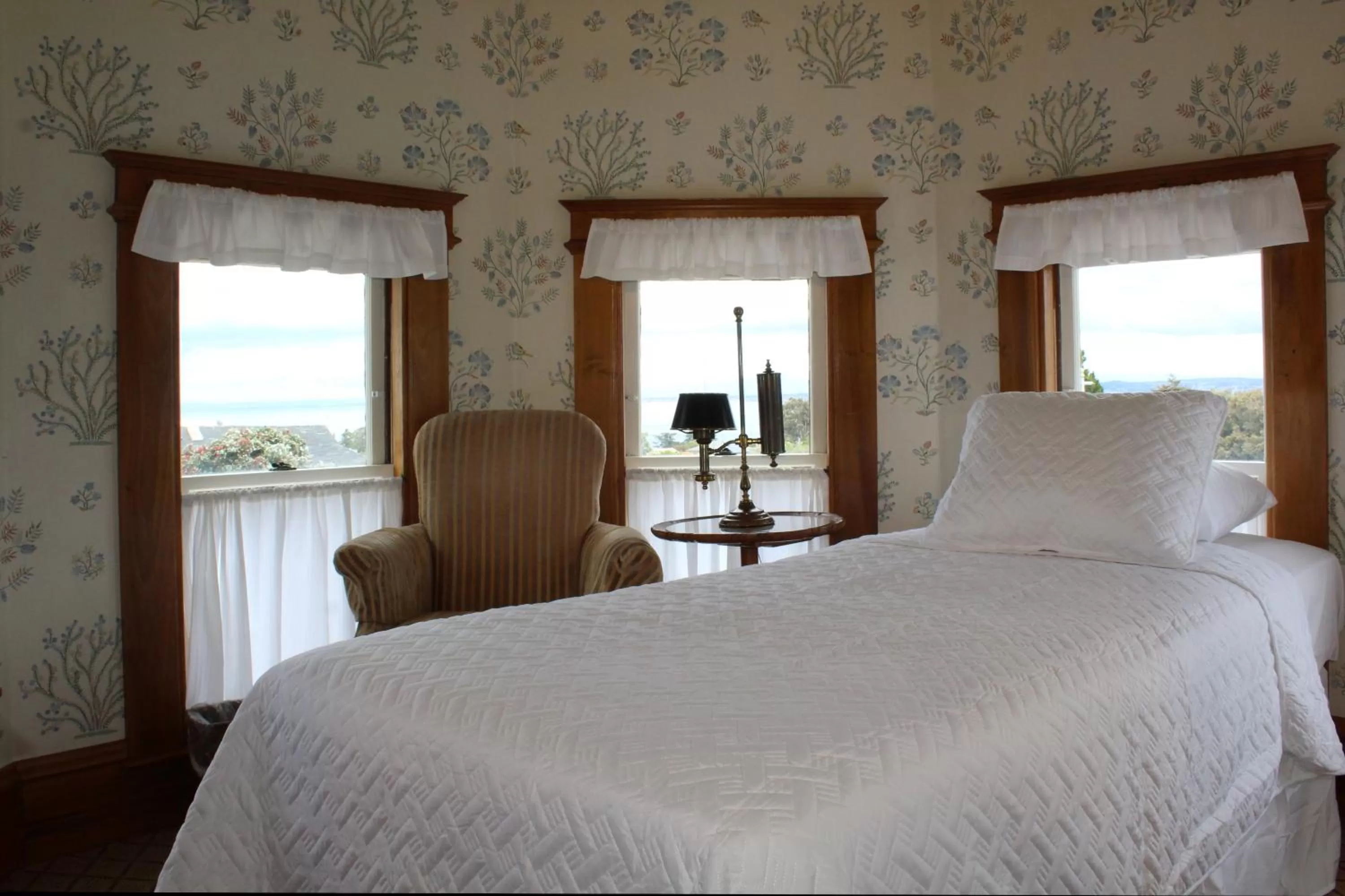 Deluxe Queen Suite in Pacific Grove Inn