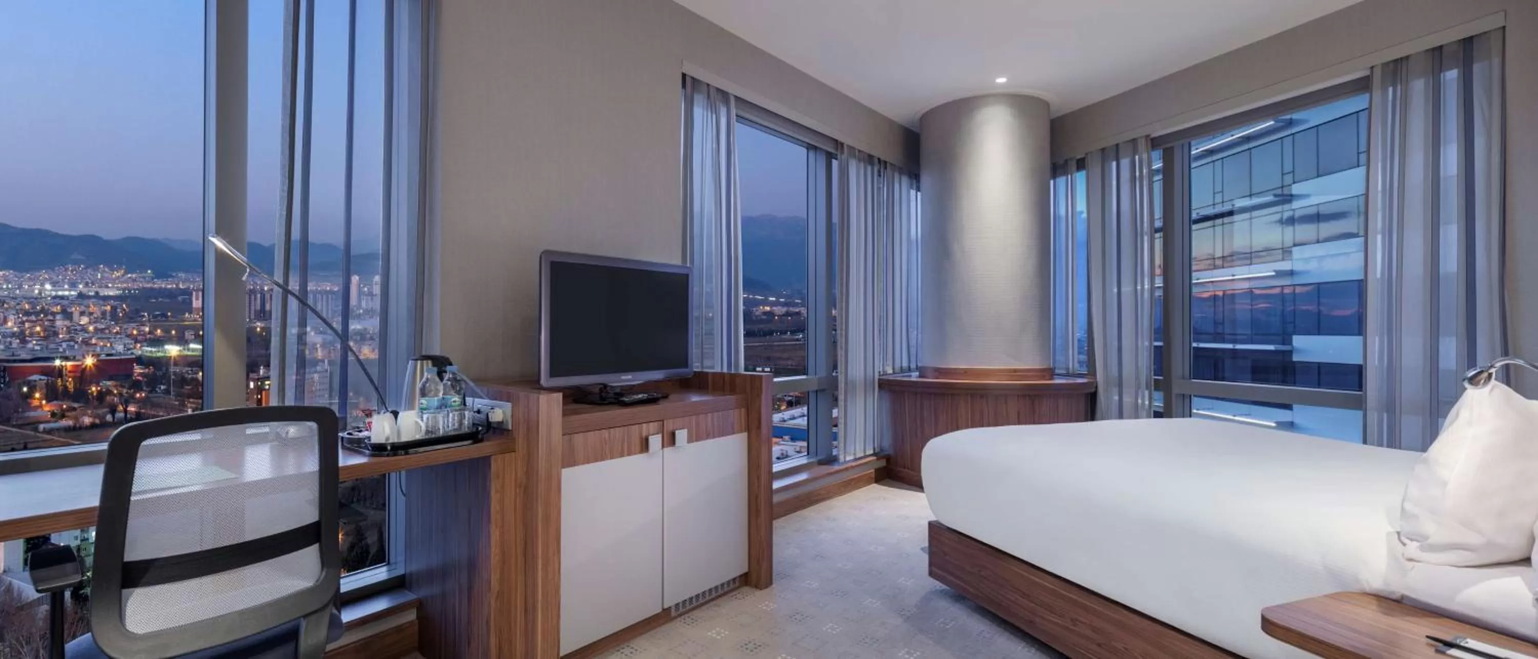 Queen Corner Room - Non-Smoking in Hampton By Hilton Bursa