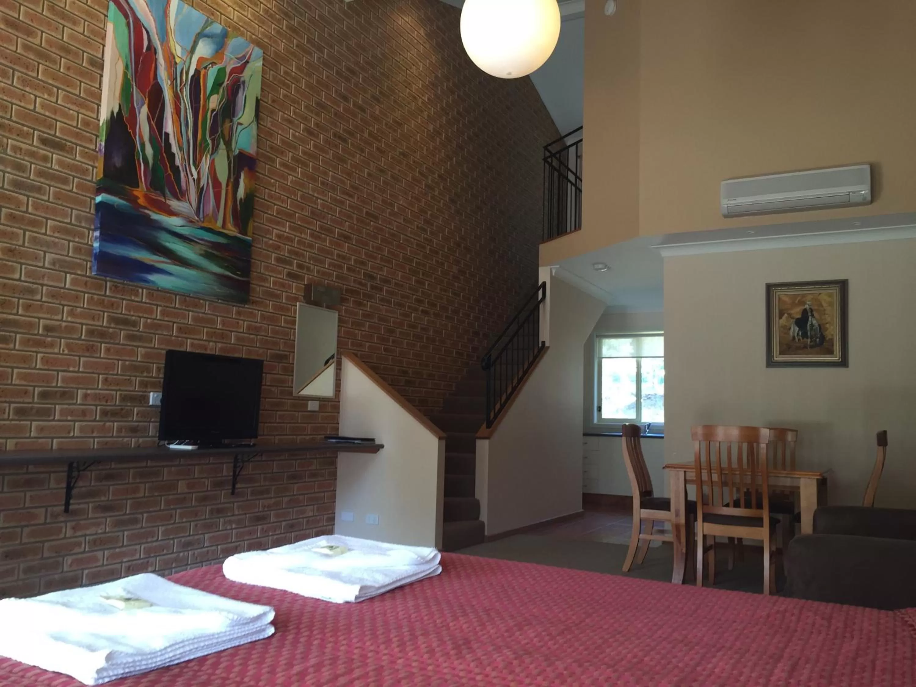 Mezzanine Suite in Bright on Track