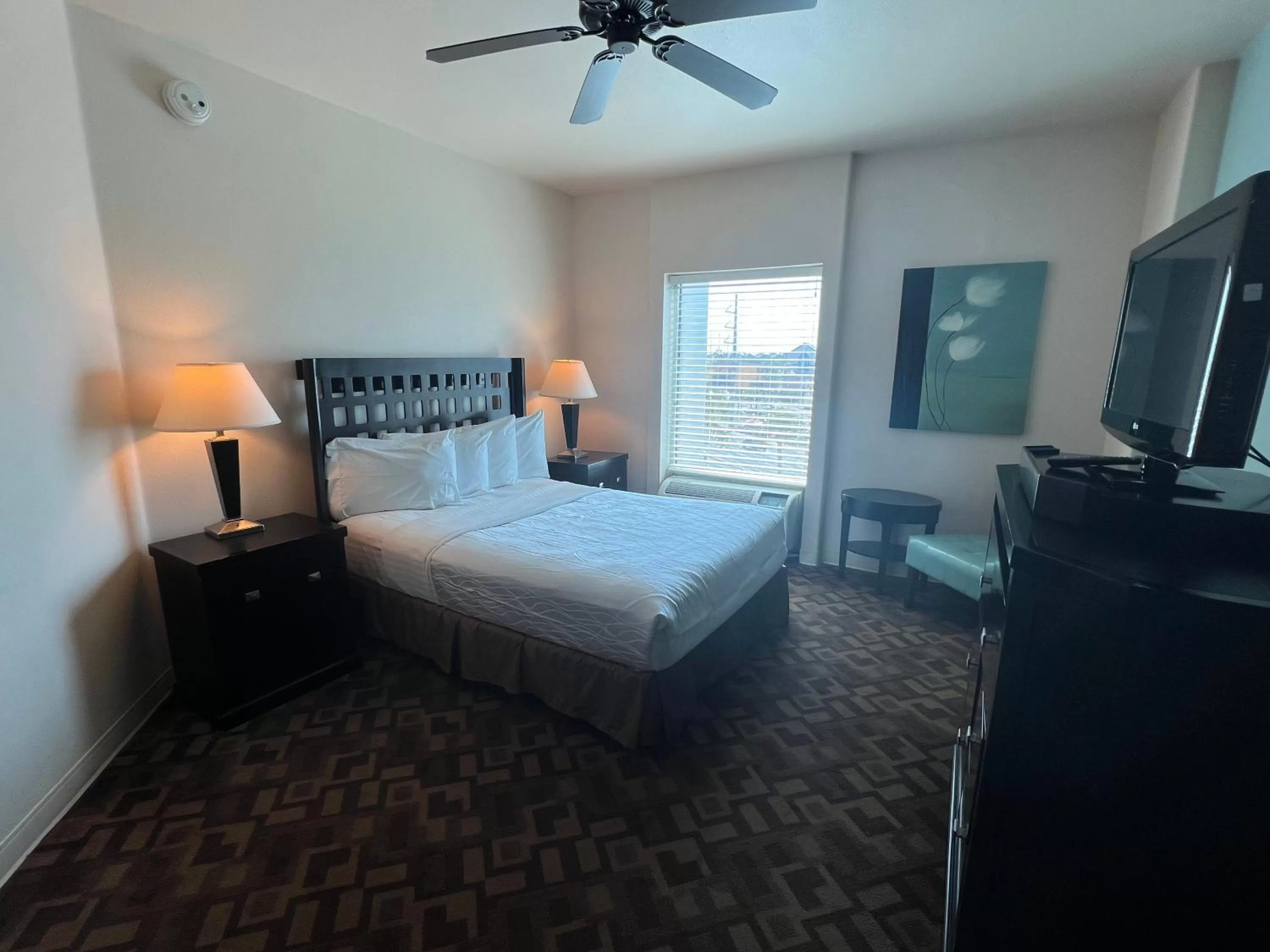 Queen Suite with Sofa Bed in Sunchase Inn & Suites