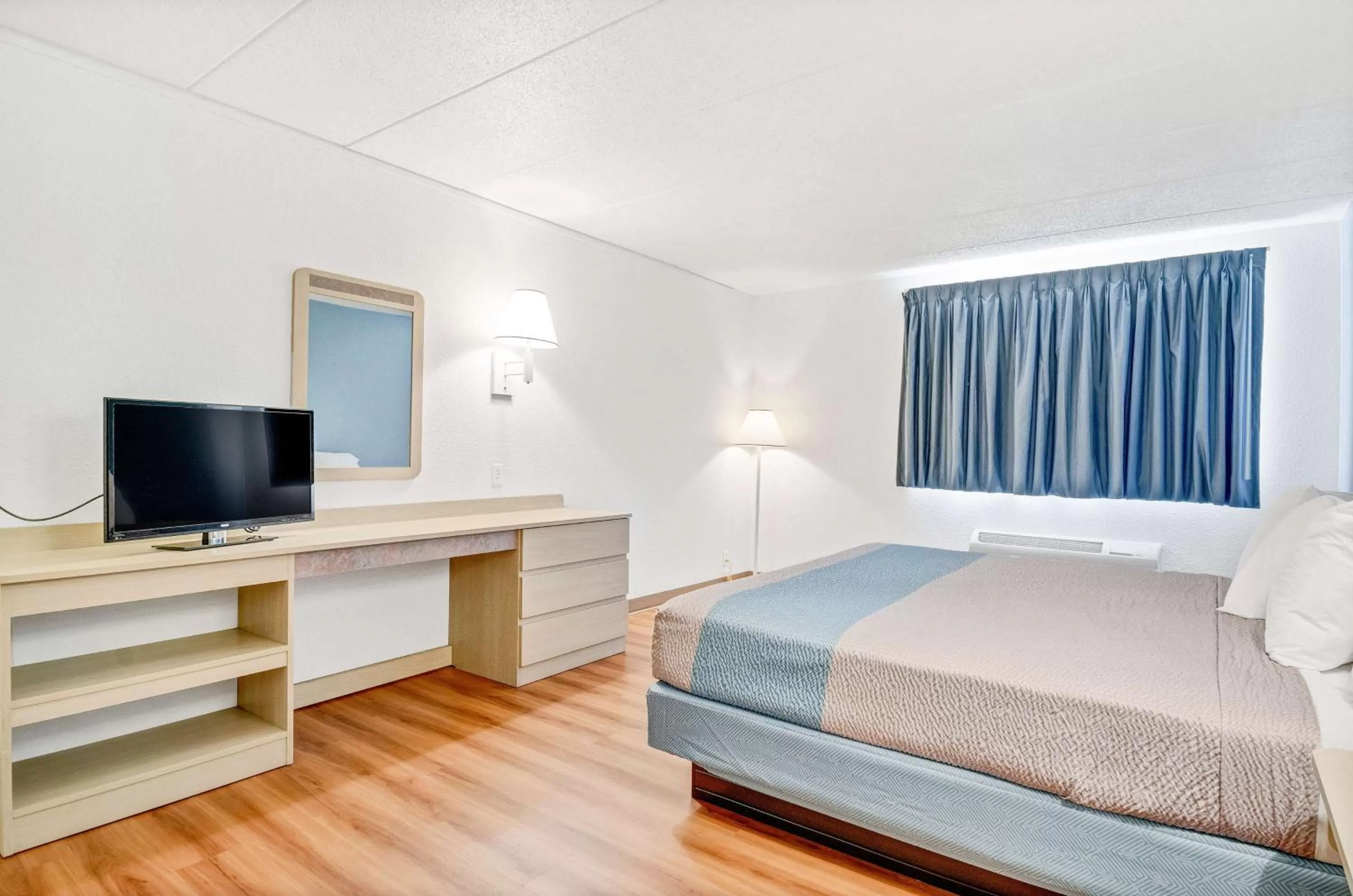 King Room - single occupancy - Disability Access - Non-Smoking in Motel 6-Big Springs, NE