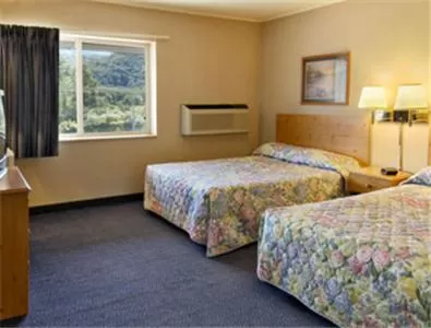 Queen Room with Two Queen Beds - Smoking in Knights Inn Franklin
