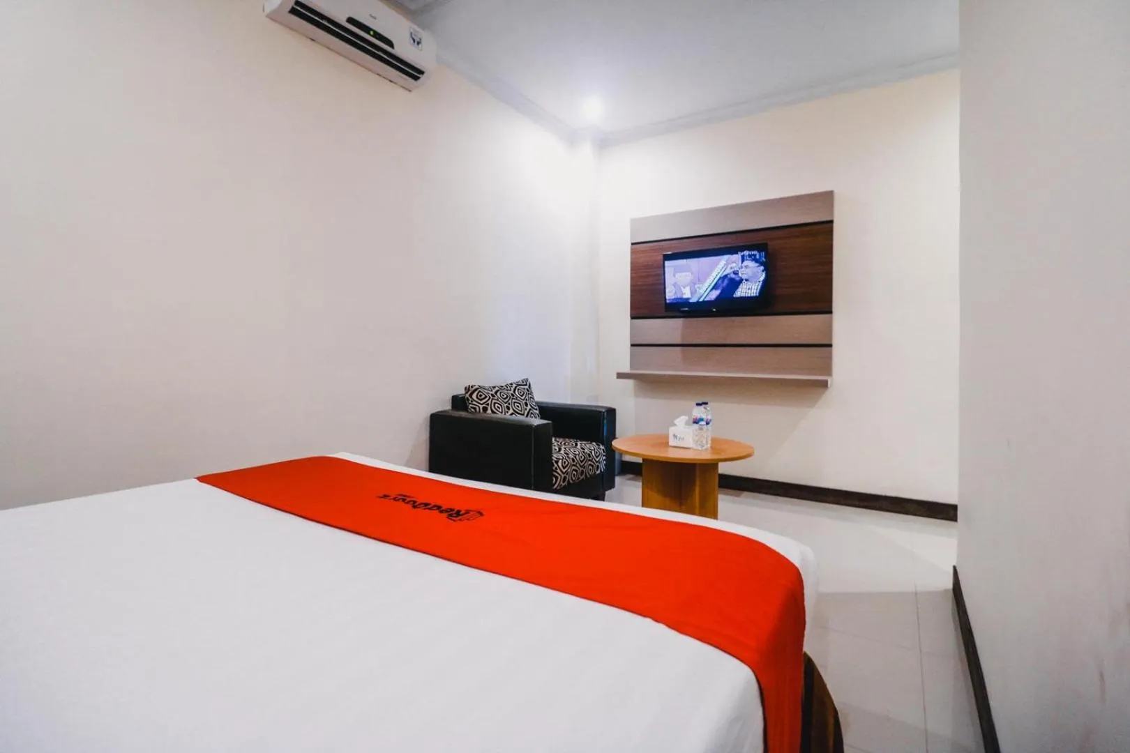 Double Room in Reddoorz Plus near Makassar Town Square