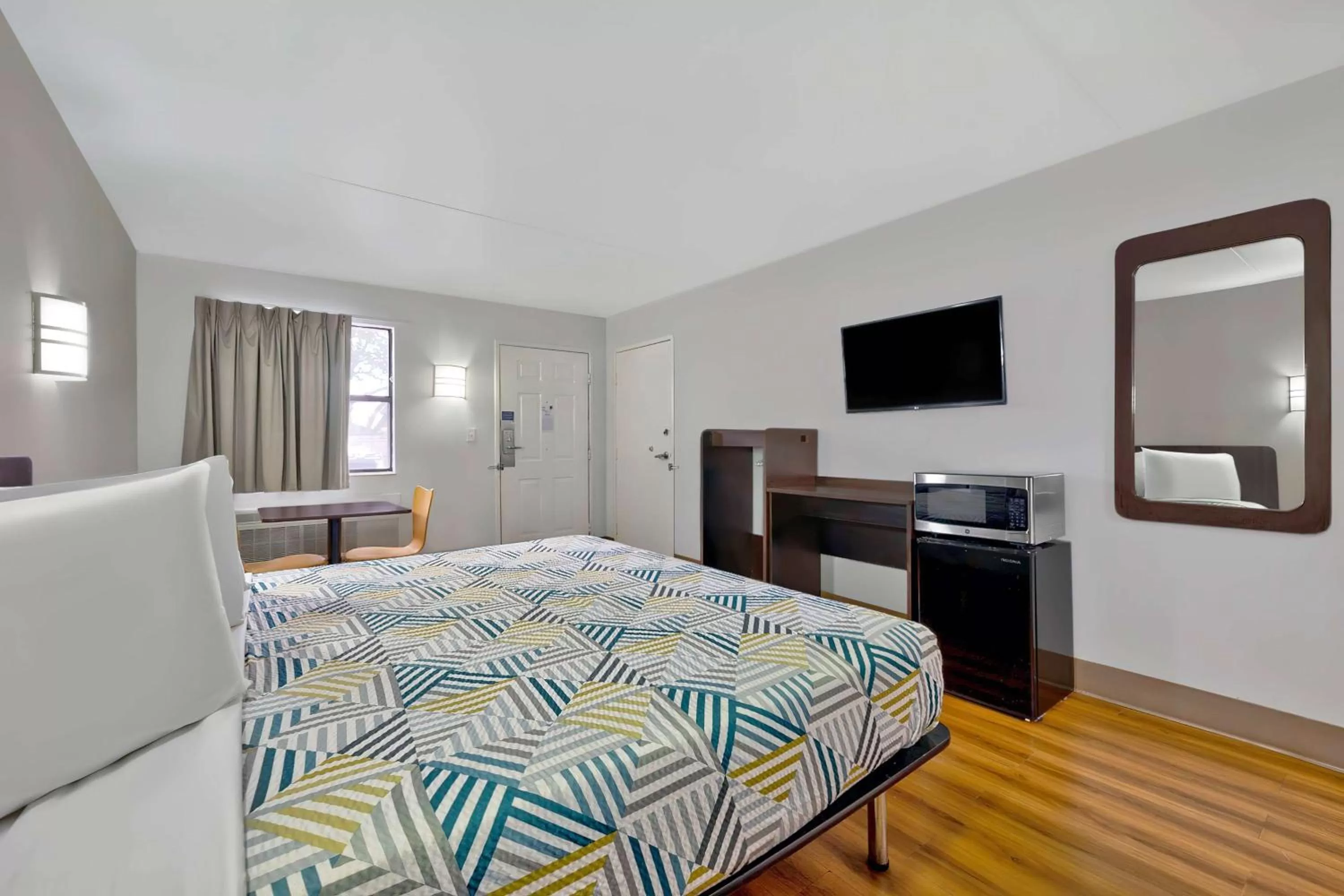 King Room - Disability Access - Smoking in Motel 6-Plano, TX - Plano Northeast