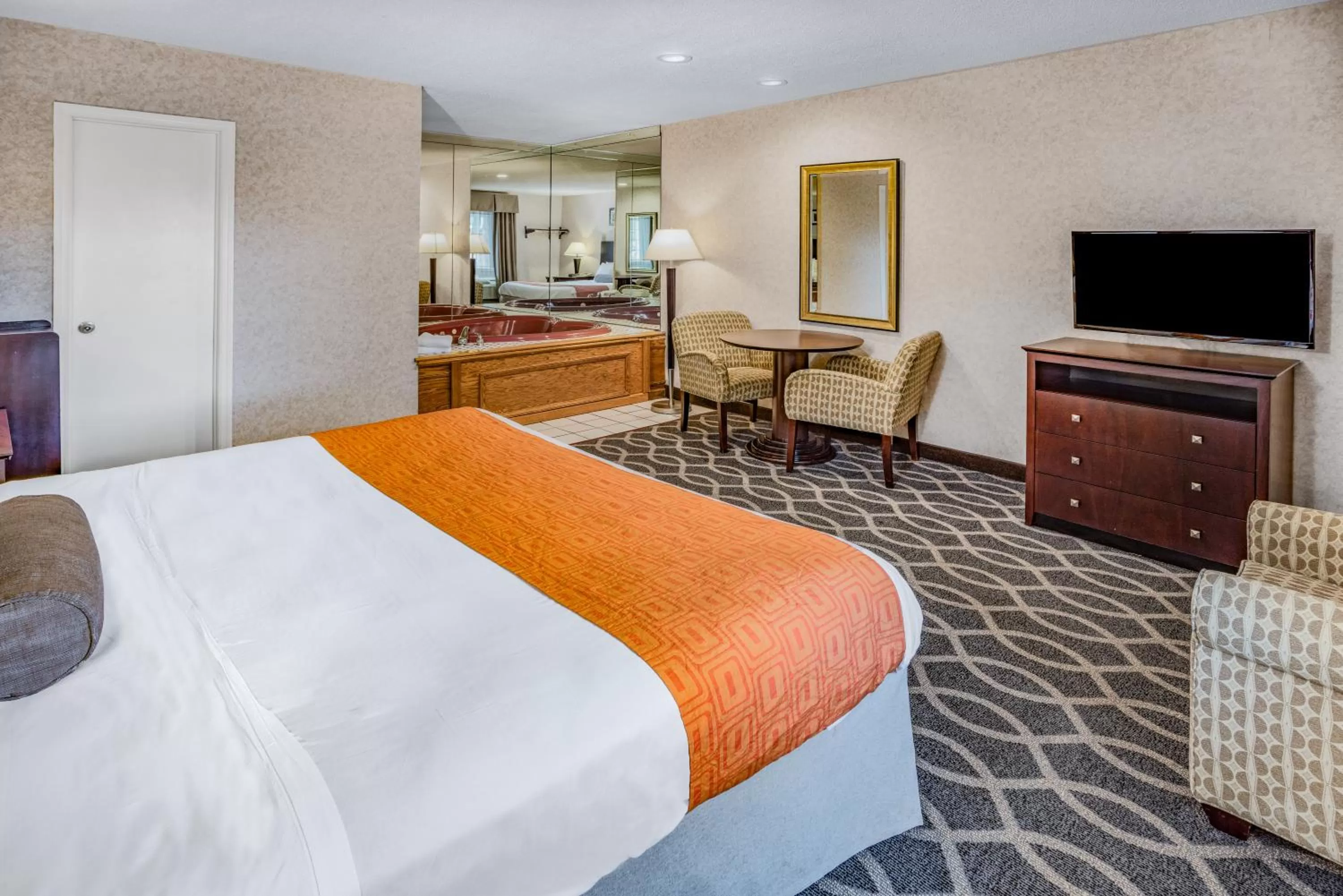 King Studio Suite with Jetted Tub - Non-Smoking in Howard Johnson by Wyndham Lenox