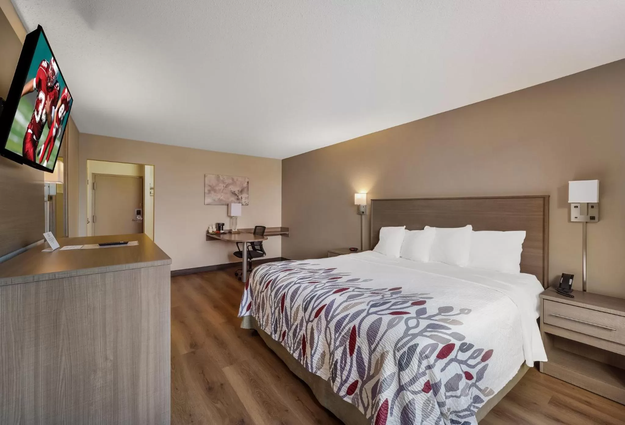 Superior King Room Non-Smoking in Red Roof Inn Painted Post