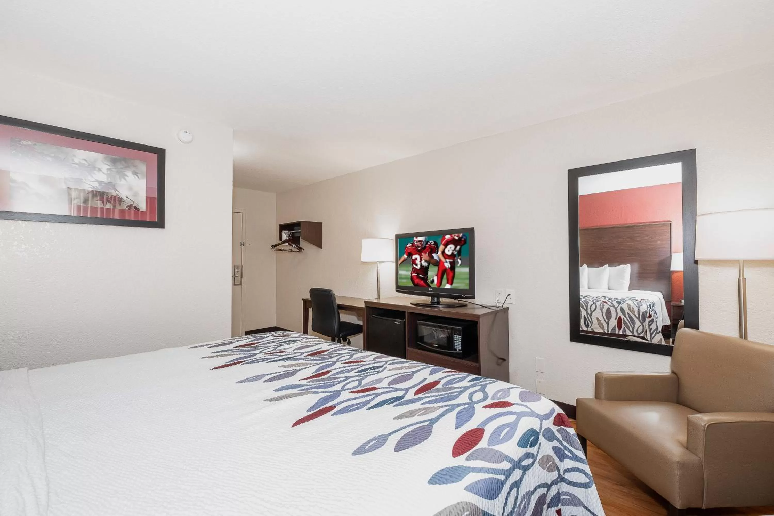 Deluxe King Room Non-Smoking in Red Roof Inn Roanoke Rapids