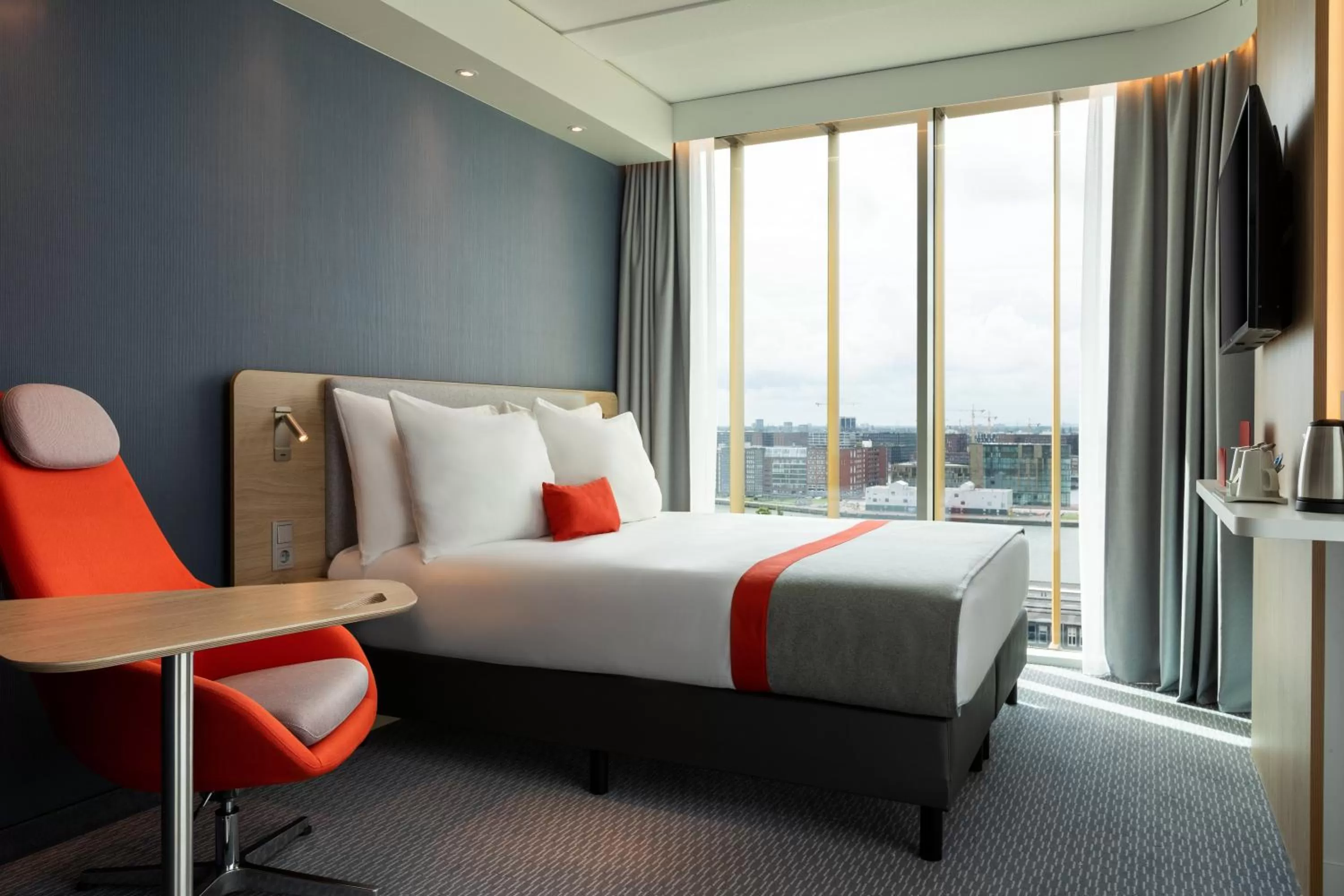 Standard Queen Room with City View - Free Breakfast in Holiday Inn Express Amsterdam - North Riverside by IHG